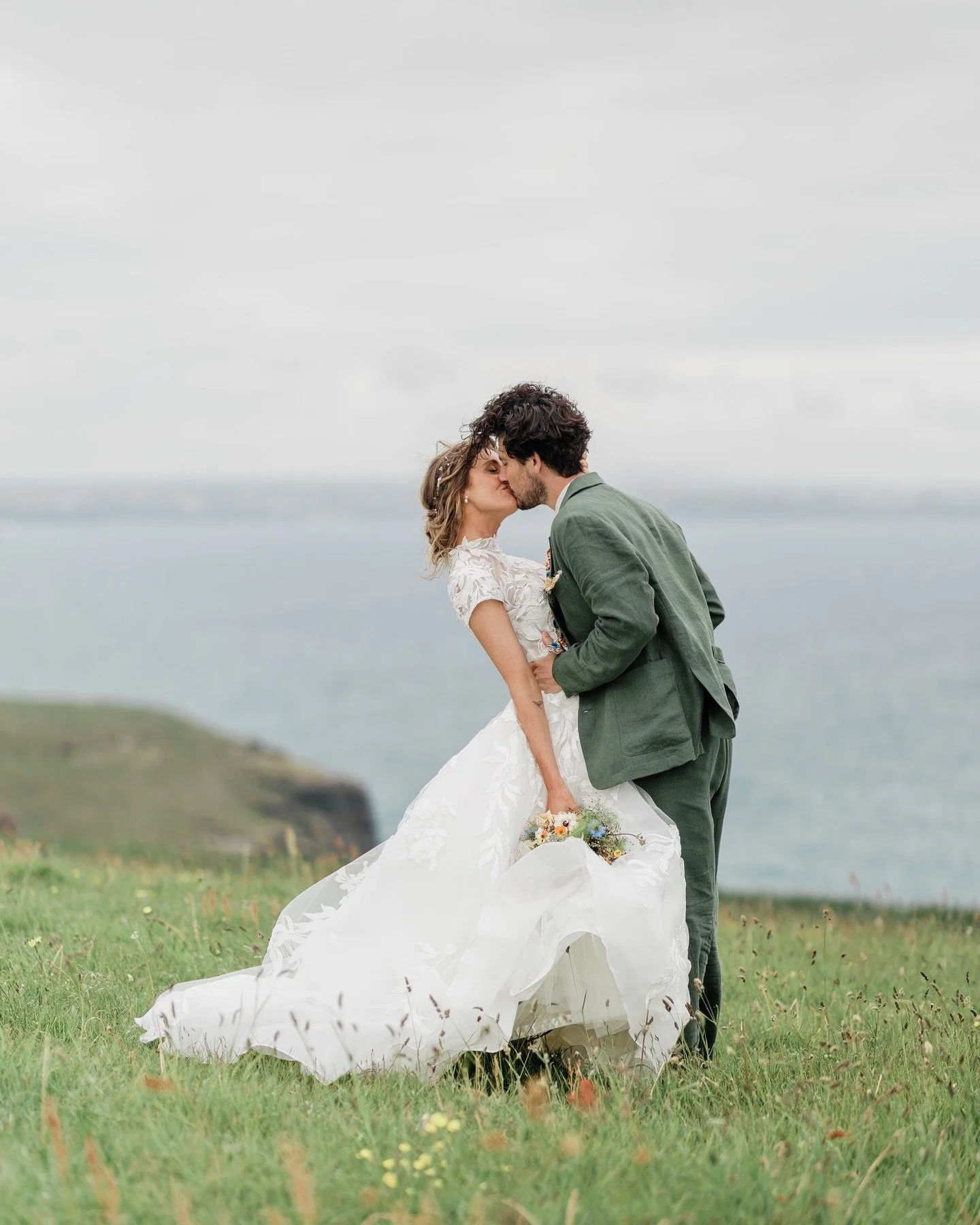 Love on the Cornish Coast ❤️
.
.
.
#cornishcoastalwedding #newquaywedding #marqueewedding #cornwallweddingphotographer #clifftopwedding

Loved joining @sofiemichellephotography for this one last spring ❤️