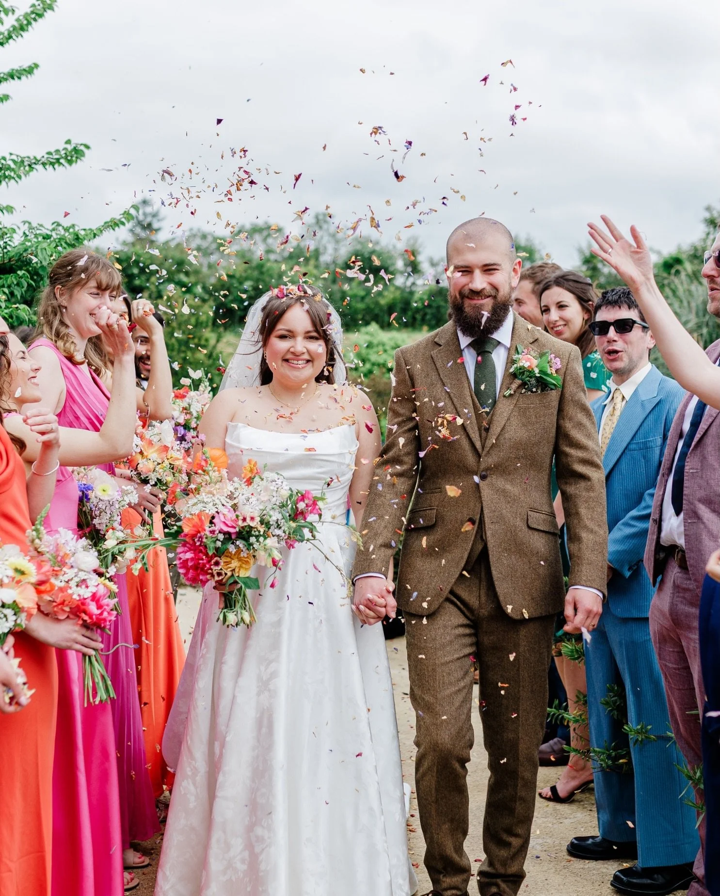 ✨BECCA &amp; ROB✨

These two celebrated their wedding day surrounded by their gorgeous friends, family and dogs 🐶 at @avalen_weddings_cornwall. 

Don&rsquo;t you just love the bright pop of colour too?! Becca &amp; Rob are such a fun, bubbly couple 