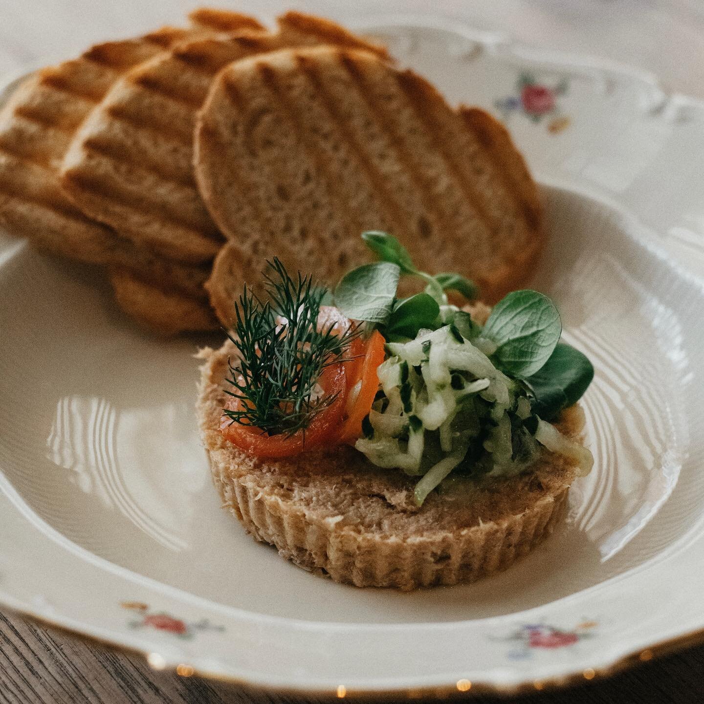 Bij Nik&rsquo;s heb je niet alleen maar broodjes of ei, maar ook lekkere to share gerechten waaronder deze gerookte makreel! 

#bijniks #toshare #keizerstraatscheveningen #homemadegoods #scheveningen #borrel #ontbijt #lunch
