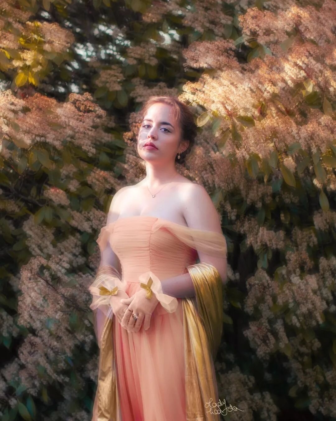 1, 2 ou 3 ? 

Un seul buisson fleuri, mais tant de possibilit&eacute;s de retouches ! J'ai vraiment pris beaucoup de plaisir &agrave; retoucher cette s&eacute;rie de photos inspir&eacute;e de Bridgerton.

Si toi aussi tu veux te transformer en prince