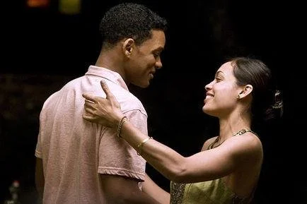 Un homme et une femme se regardent avec affection, la femme a les bras autour de l'homme.