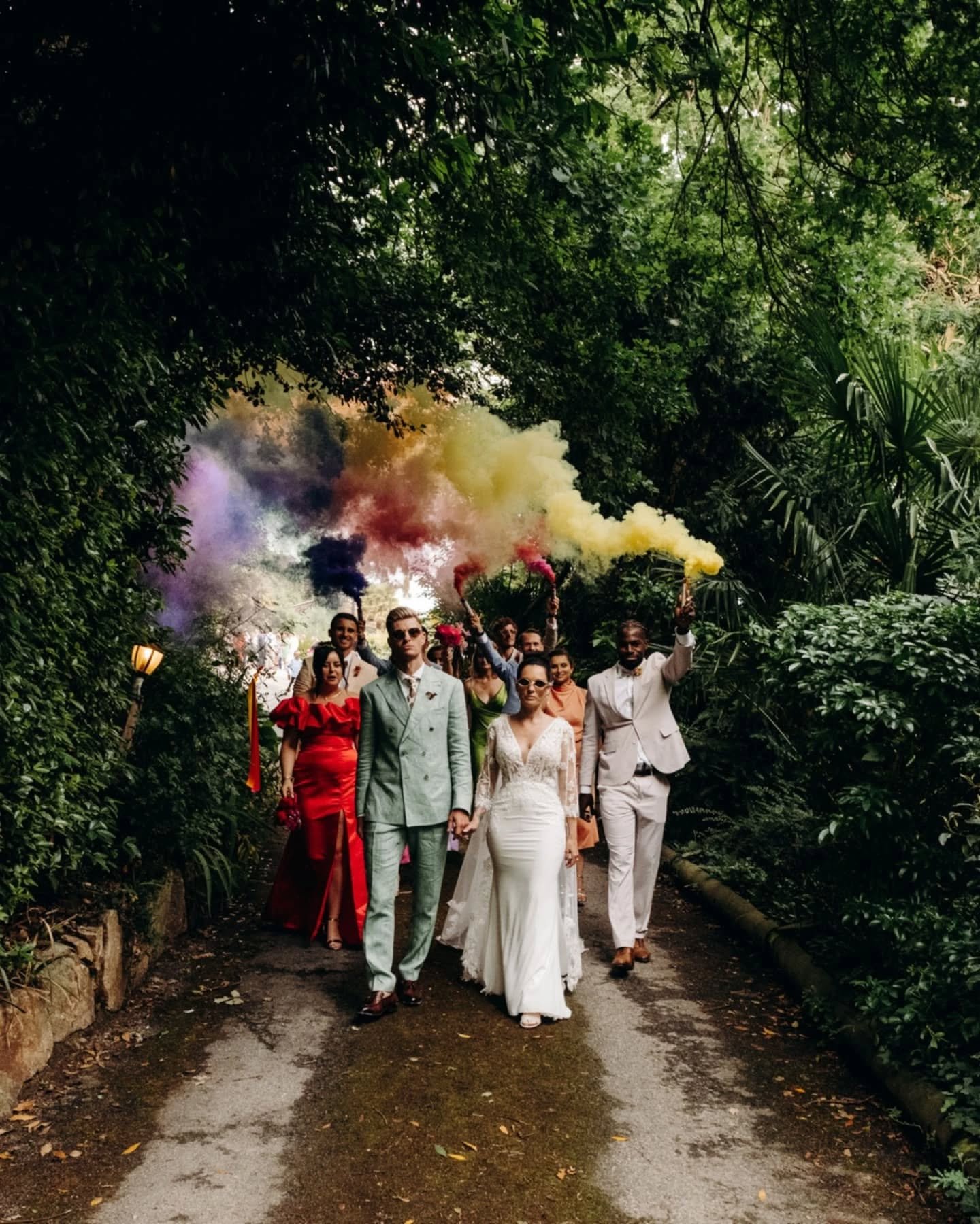 Mariage
Julie et Emeric 
Partie 2/4

Lundi, je te montrais le moment o&ugrave; ils se sont pr&eacute;par&eacute;s avec leurs proches. Ce soir, je te partage leur c&eacute;r&eacute;monie religieuse. Mari&eacute;s civilement la veille, ils tenaient &ag