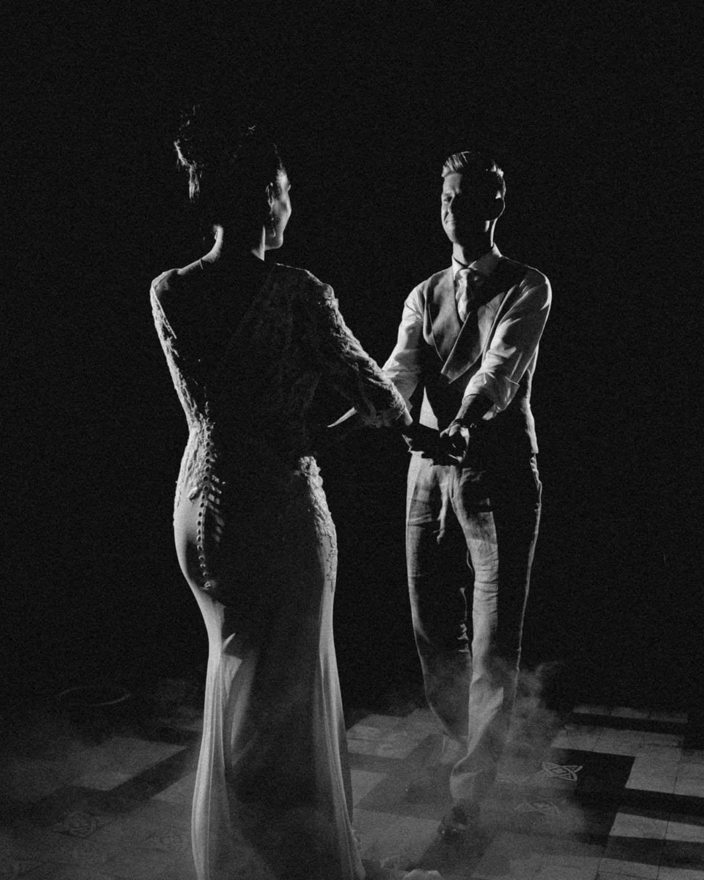 Mariage Julie et Emeric 
Partie 4/4
La soir&eacute;e 

Longtemps je n'ai pas voulu faire les images des soir&eacute;es de mariage... Et puis un couple en or que je remercierai aussi longtemps que je prendrai un tel plaisir sur la piste les samedis so