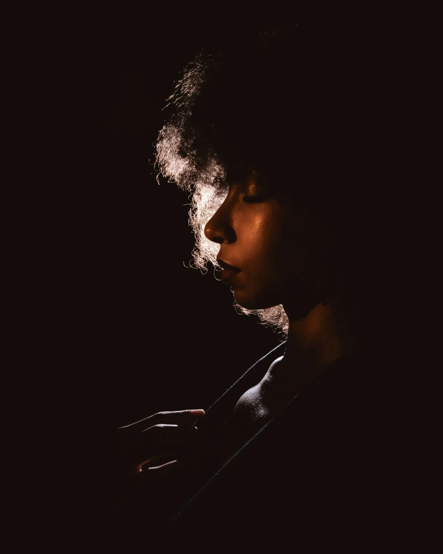 Shooting Portrait

R&eacute;alis&eacute; en 10 minutes je pense...
Une maison pleine d'&acirc;mes cr&eacute;atives, l'avant derni&egrave;re s&eacute;ance de ces 6 jours intenses.
Notre inspiration n'&eacute;tait pas du tout celle-ci &agrave; la base,