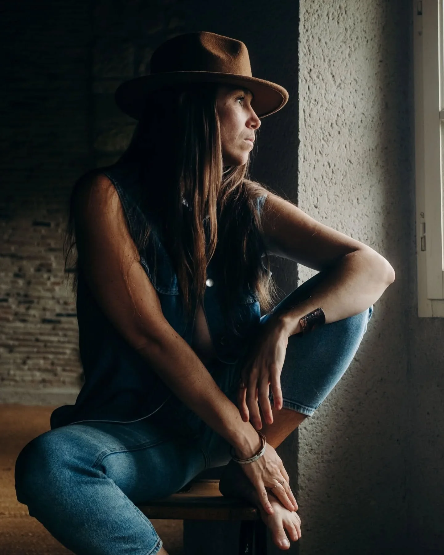 S&eacute;ance Portrait

Une fen&ecirc;tre, un chapeau, et cette femme qui m'inspire &agrave; chaque fois que j'ai le plaisir de la photographier !
Merci @camille_demolliens_photographe pour ce petit moment vol&eacute; ❤️