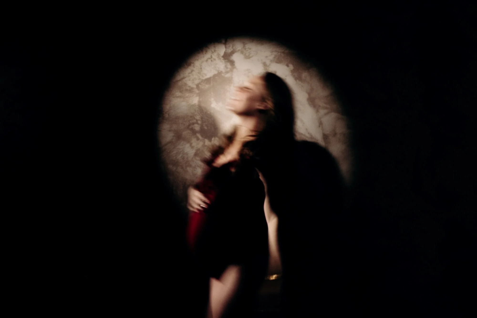 Femme floue éclairée par un projecteur