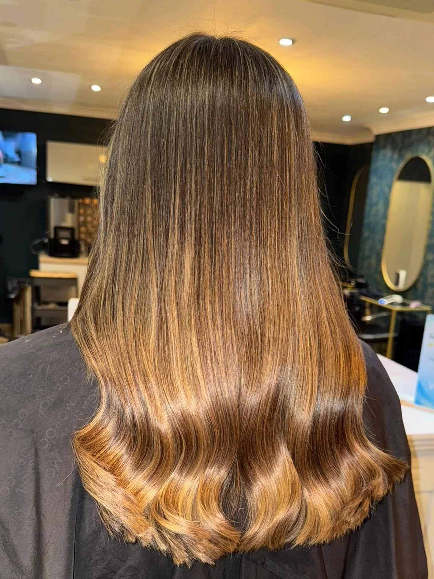 Look at that shine ✨ 
Gorgeous colour created by Demi!
Client had a mix of highlights and balayage to create this seamless blend,
For a personalised colour Demi is your girl!
Get in contact to book in.