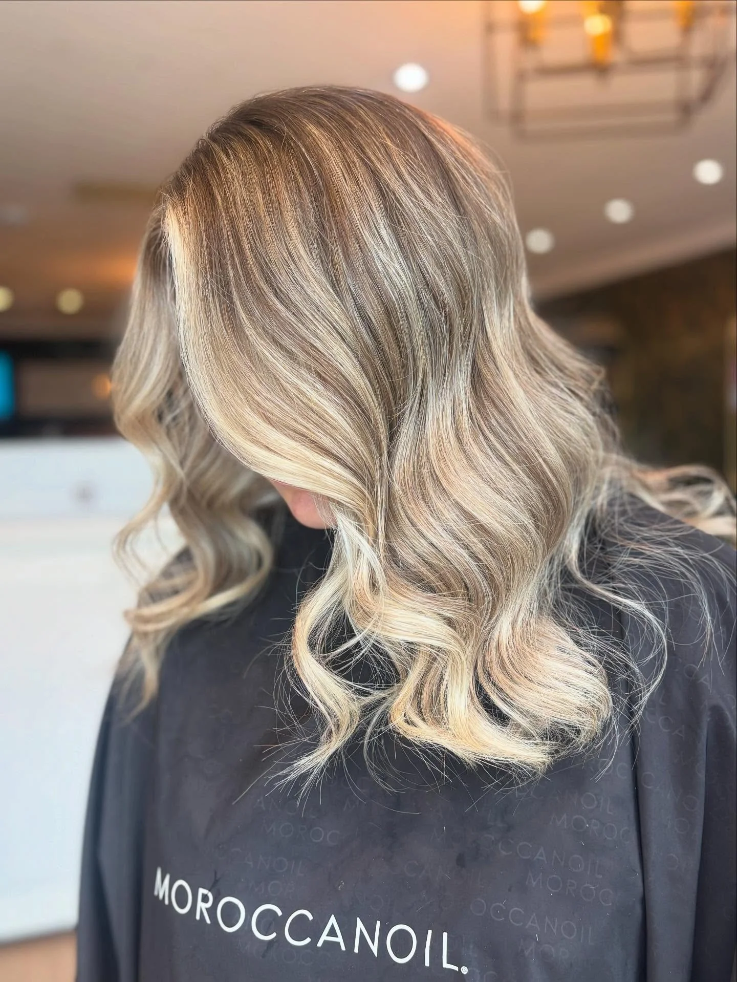 Bright and blended!
Full head balayage with a bright face frame. This look keeps it low maintenance with a soft grow out ✨
Created by Freya!

#balayage #haircolor #westwickham #moroccanoil #blended #lowmaintenance