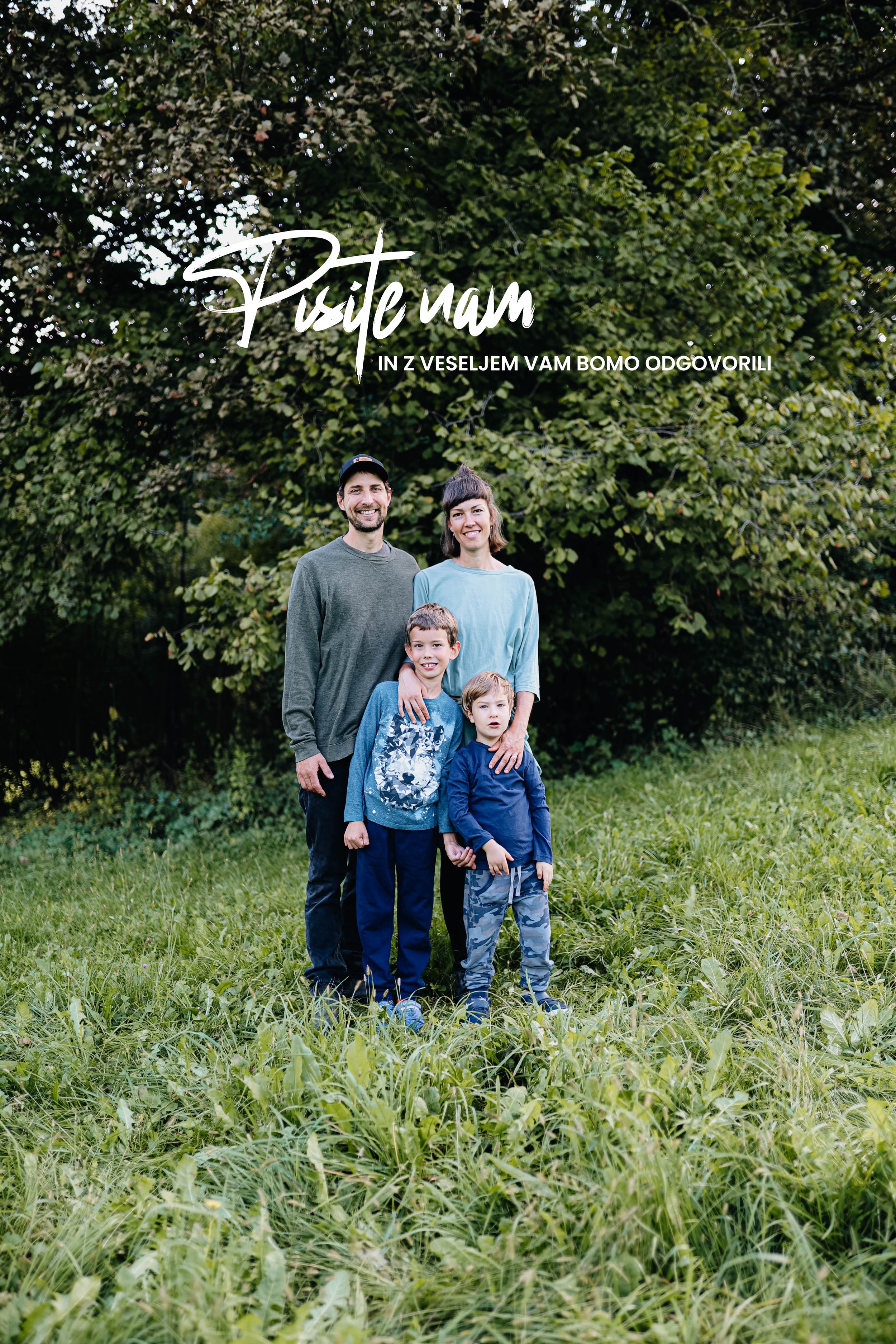 Družina Kmetije Monera na pašniku, ki ponazarja povezanost ljudi in narave.