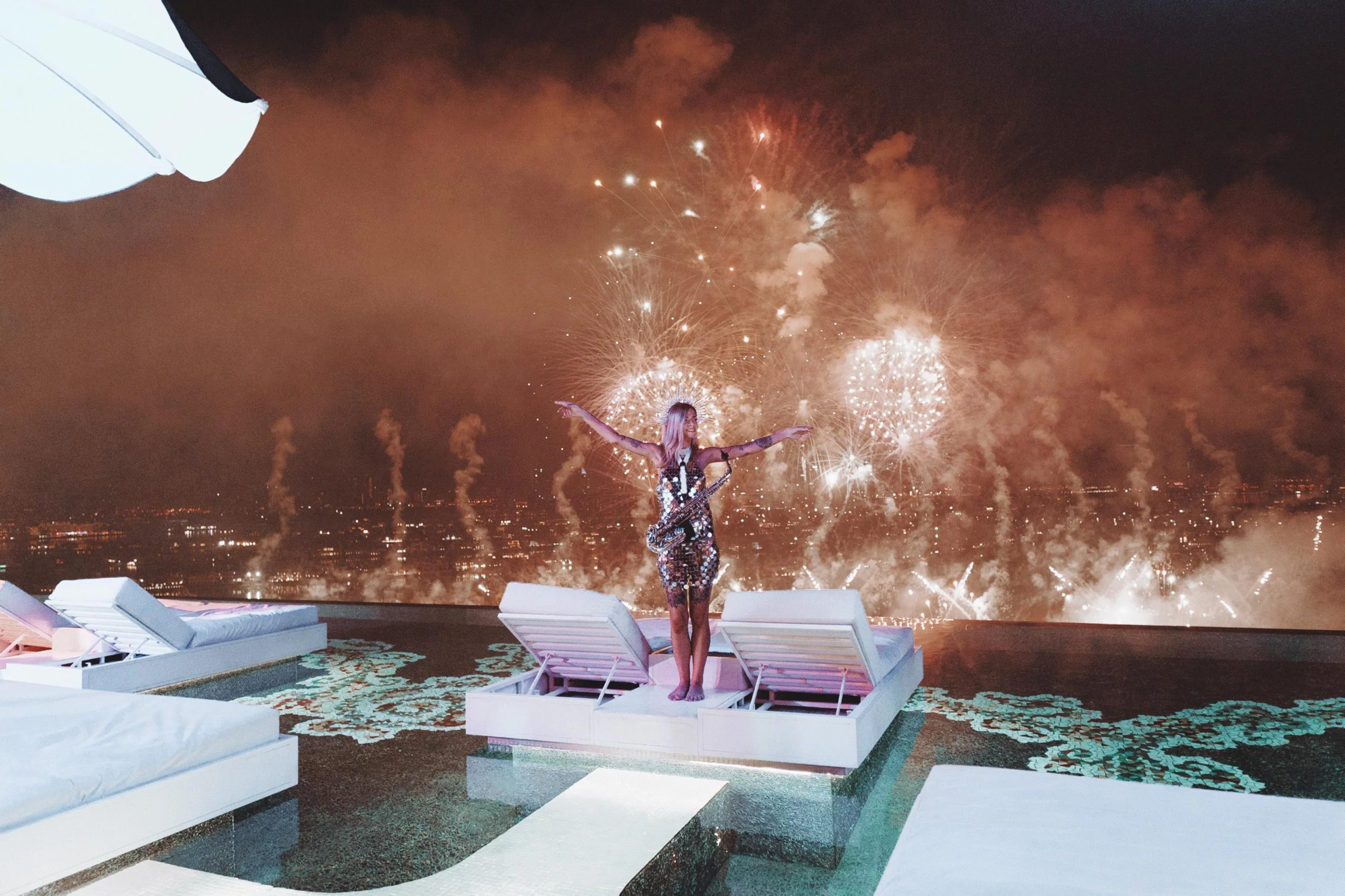 LFE Robyn Taylor Sax Cloud 22 Atlantis Royal NYE.jpg