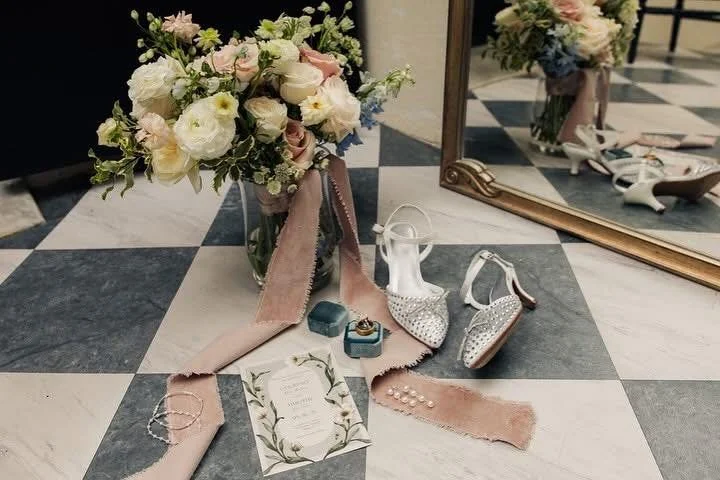 We&rsquo;re big fans of the little things ✨ 

Wedding day details set the tone for your story&mdash;an invitation tied with ribbon, heirloom jewelry, carefully chosen blooms. A flat lay captures all those thoughtful pieces in one beautiful frame so y