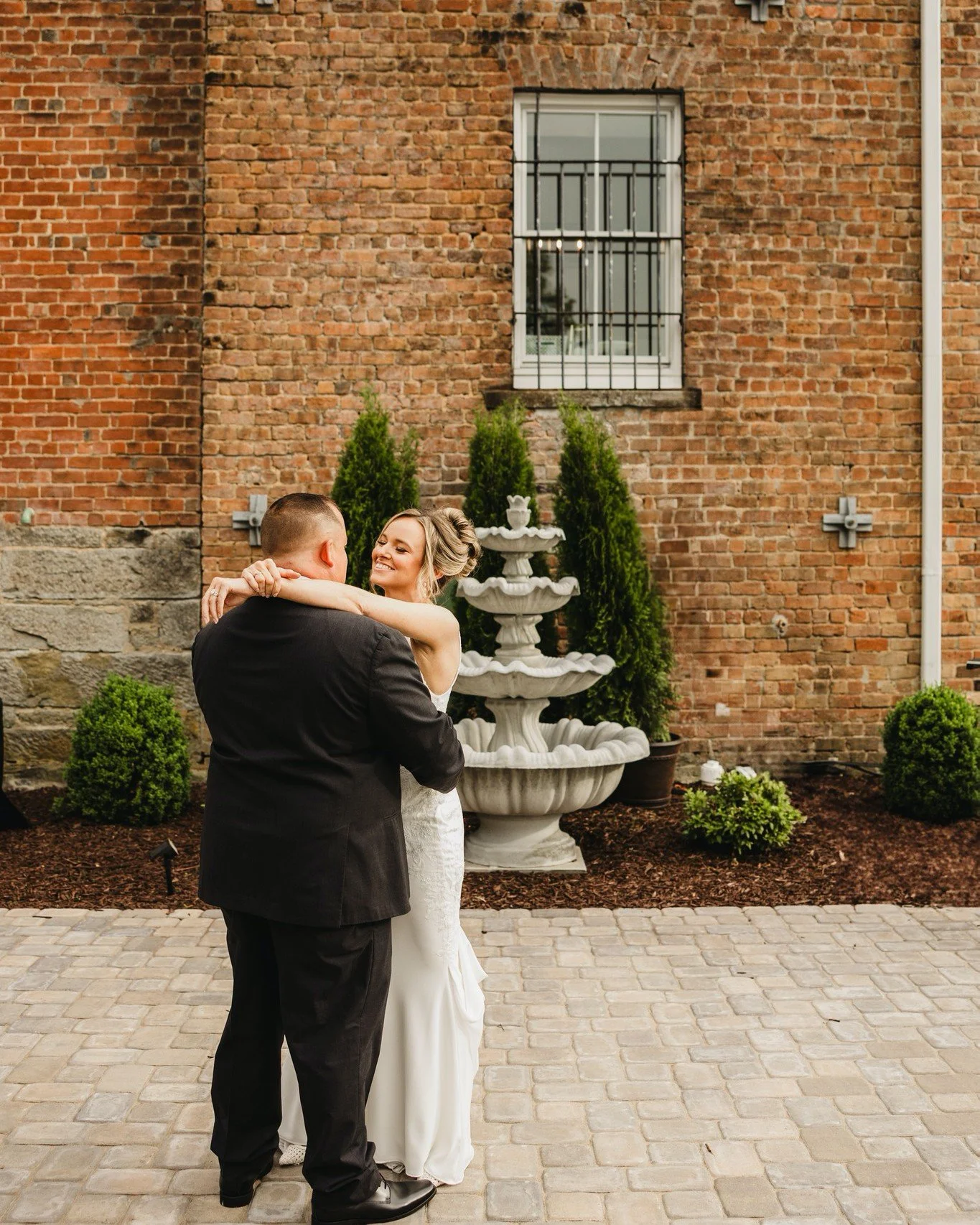 Our courtyard might just be the heart of The Historic Dallas Jail. 🌿 From golden-hour ceremonies to twinkle-light cocktail hours, it&rsquo;s the perfect backdrop for celebrating surrounded by history and charm.

Book a tour and see why couples fall 