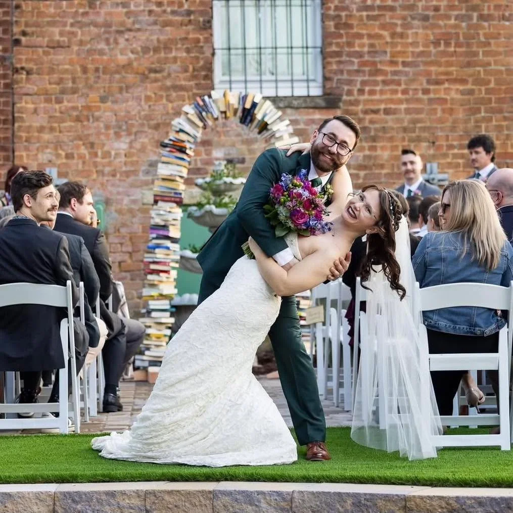 The groom built a book arch for his bride to marry under 📚💍

The couple made the groom&rsquo;s late mother&rsquo;s famous salsa recipe for all their guests 🌮

Behind their sweet heart table hung a quilt the bride&rsquo;s mom made by hand 🧵

Katie