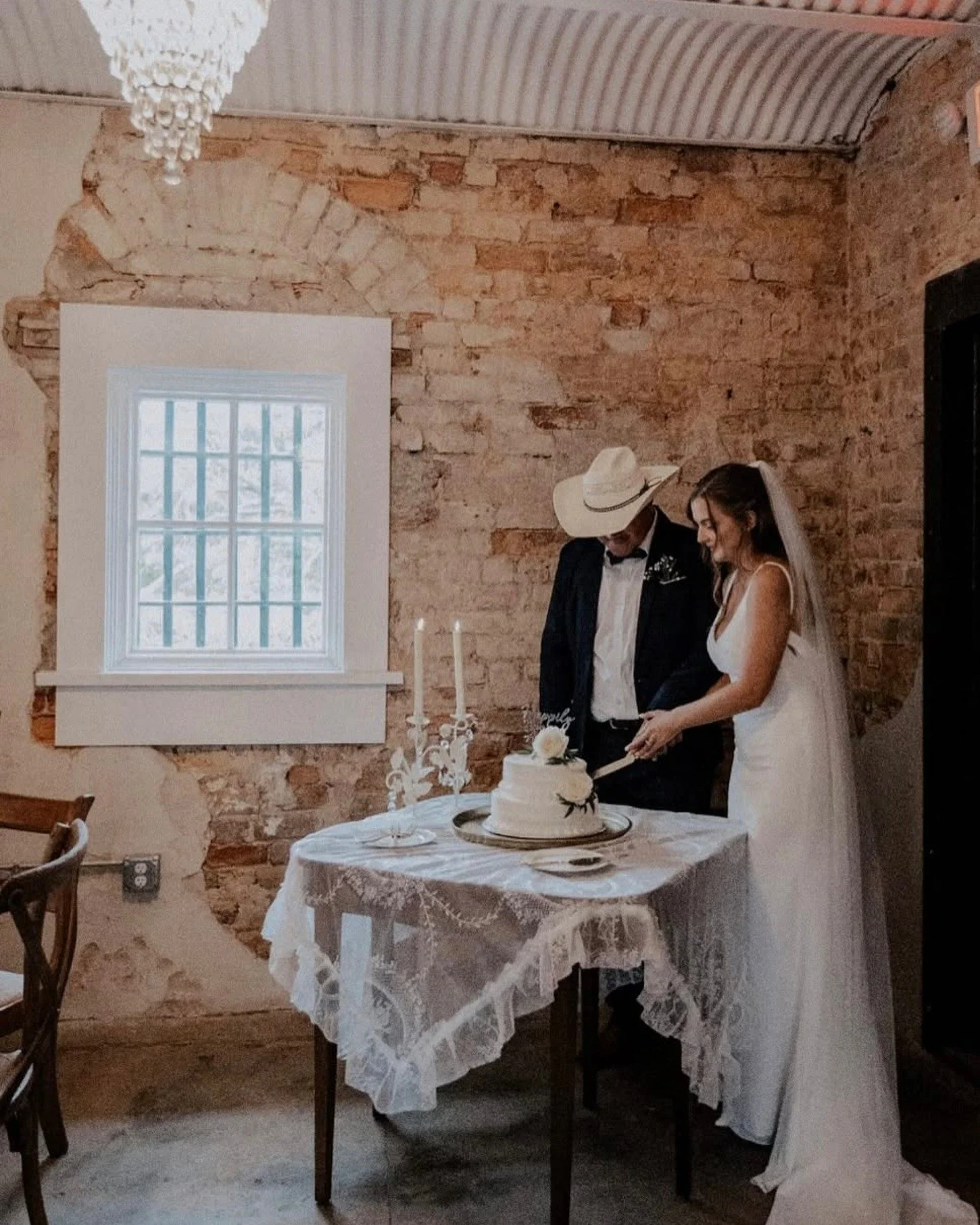 The moments that matter:

💍 Walking down the aisle while your people watch
💒 Exchanging vows in front of your favorite humans
🍰 Cutting the cake together (and actually getting the photo)
🥂 First dane as newlyweds 
📸 Family photos you'll treasure