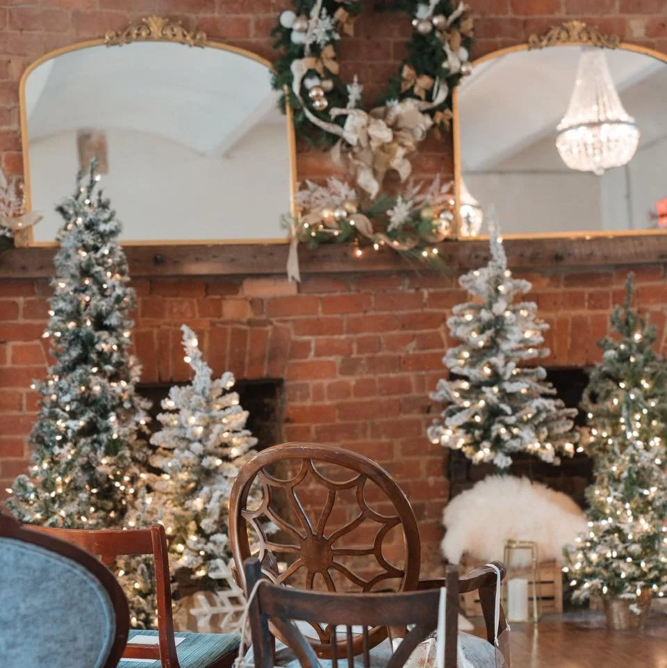 Christmas weddings hit different 🎄✨

There&rsquo;s something so magical about getting married during the most wonderful time of the year. The twinkling lights. The cozy atmosphere. The fact that everything is already beautifully decorated.

We&rsquo