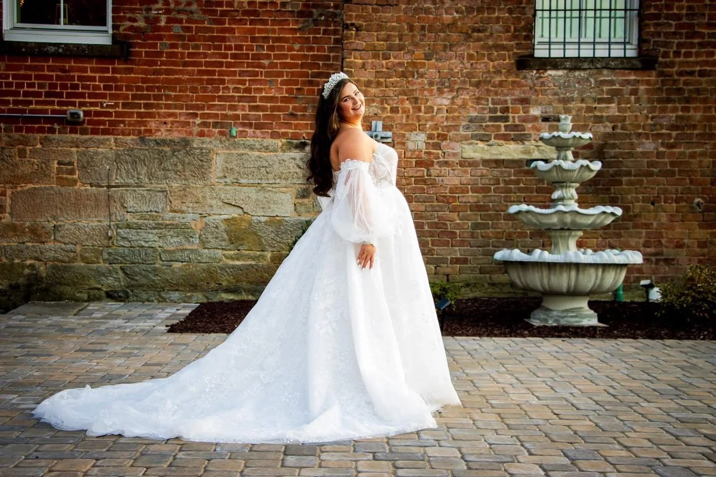 This stunning bride was headed to the Bahamas for her destination wedding, but before she left, she stopped by the Historic Dallas Jail for bridal portraits and a first look with her grandparents.

That moment with her grandparents? Absolutely pricel