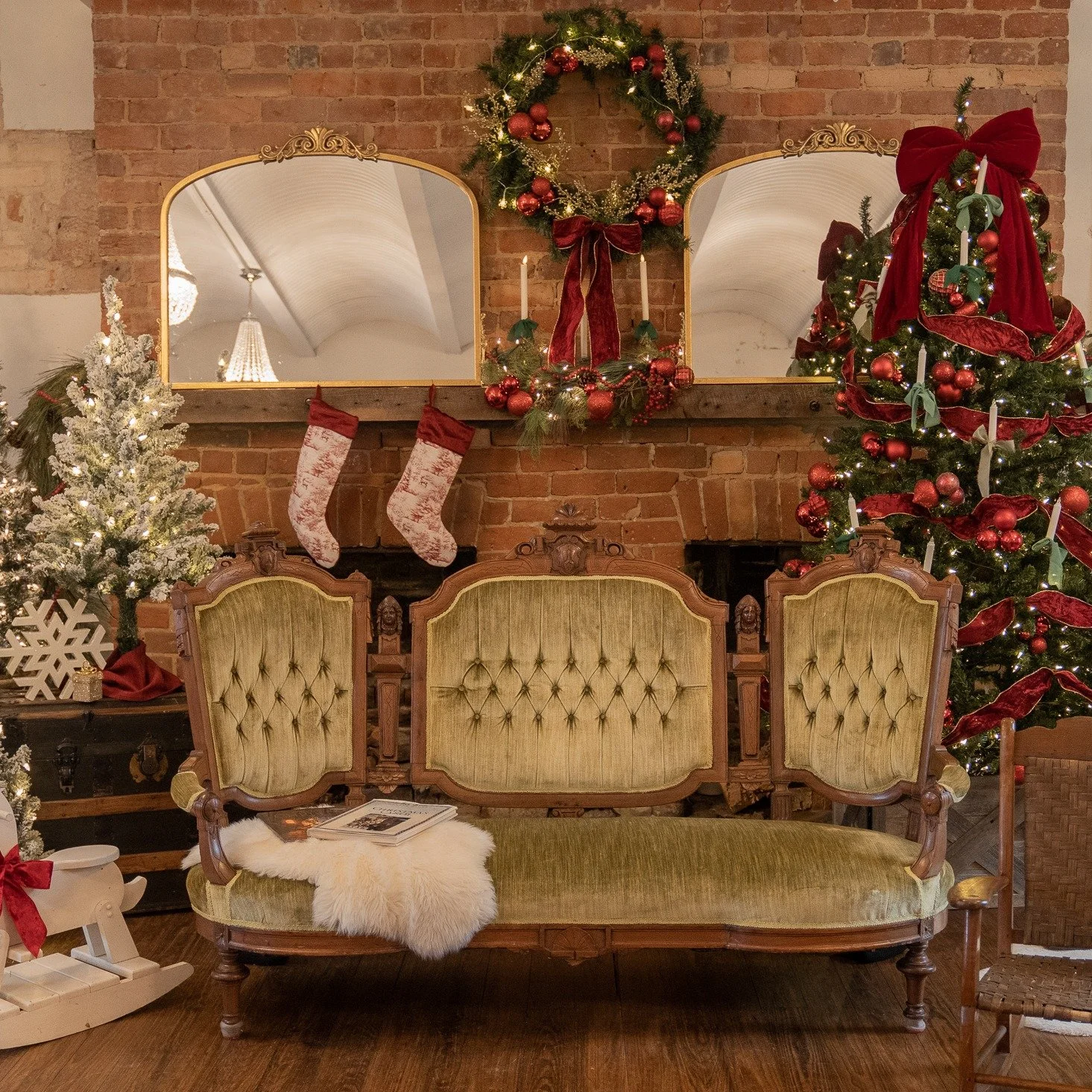 The story behind Santa's couch this year 🤍

This beautiful piece you see in all our Santa photos? It belonged to Senator David Hoyle and his wife Linda. It sat in their living room for years.

Can you imagine all the conversations that happened on t