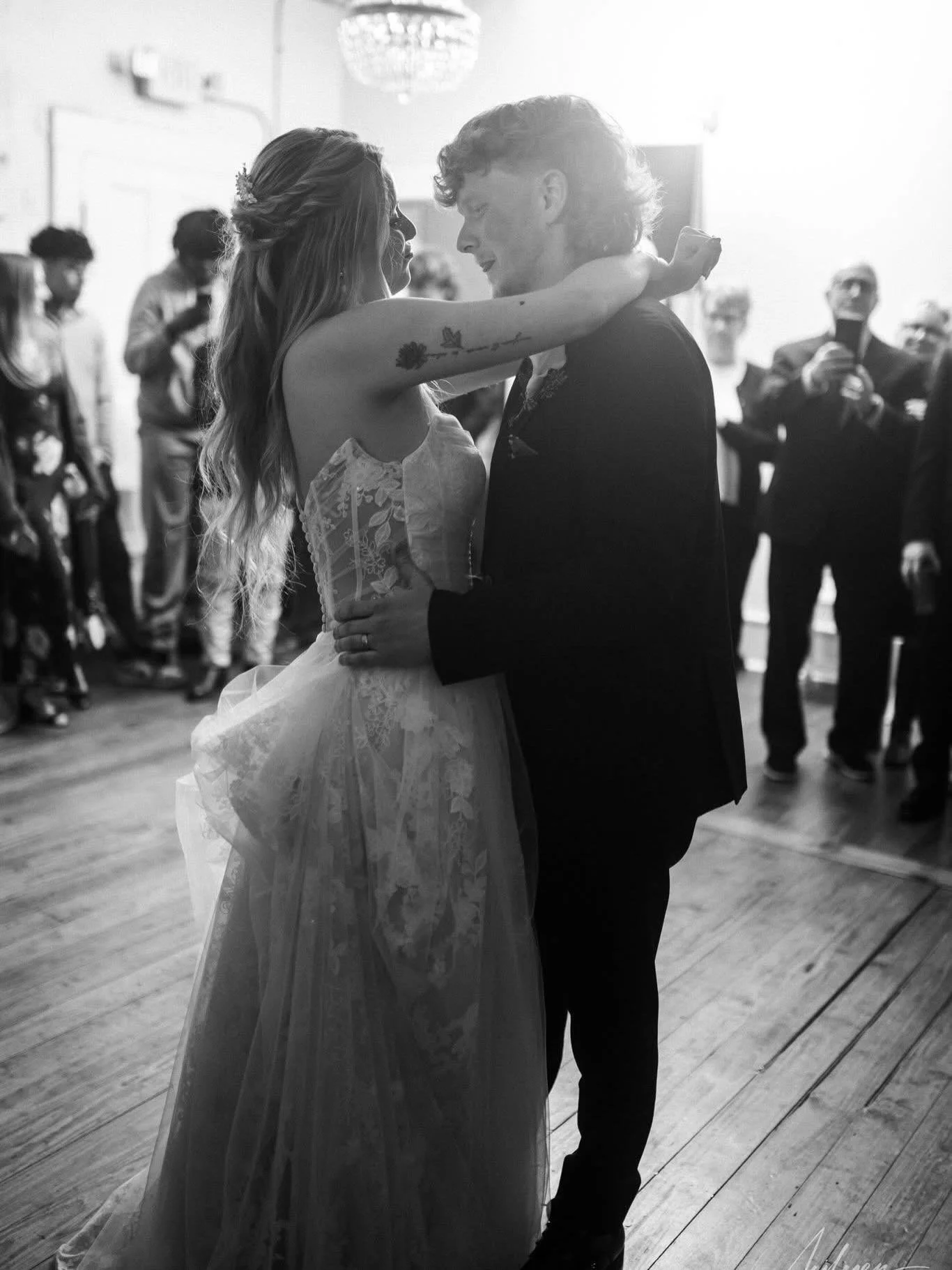 Abigail &amp; Devin&rsquo;s Christmas wedding at The Historic Dallas Jail was pure holiday magic. 🤍🎄

From the sweetest ceremony moments to a pasta bar dinner (perfect for a chilly night), a surprise bridal chop, and the most fun dance floor&hellip