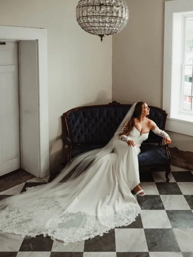 The wedding morning can feel a little chaotic&hellip; but there&rsquo;s always a quiet moment waiting for you ✨

If you&rsquo;re not doing bridal portraits beforehand, build in 30 minutes once you&rsquo;re ready&mdash;when you feel calm, beautiful, a