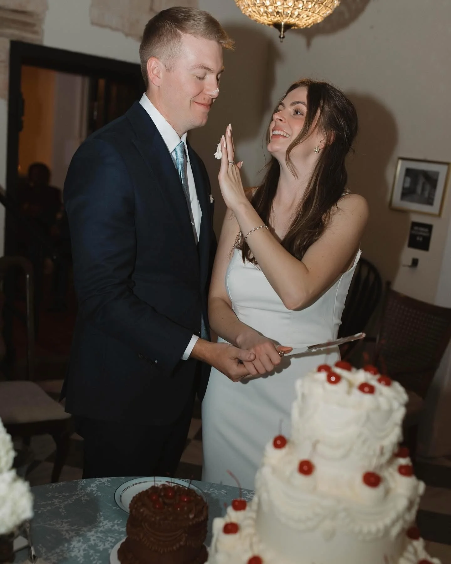 Wedding cake moments 🤍

Some couples choose to cut their cake surrounded by all their guests&hellip;
others slip away for a quiet, just-us moment.
There&rsquo;s no right way&mdash;just what feels most like you.
And honestly, it can be hard to choose