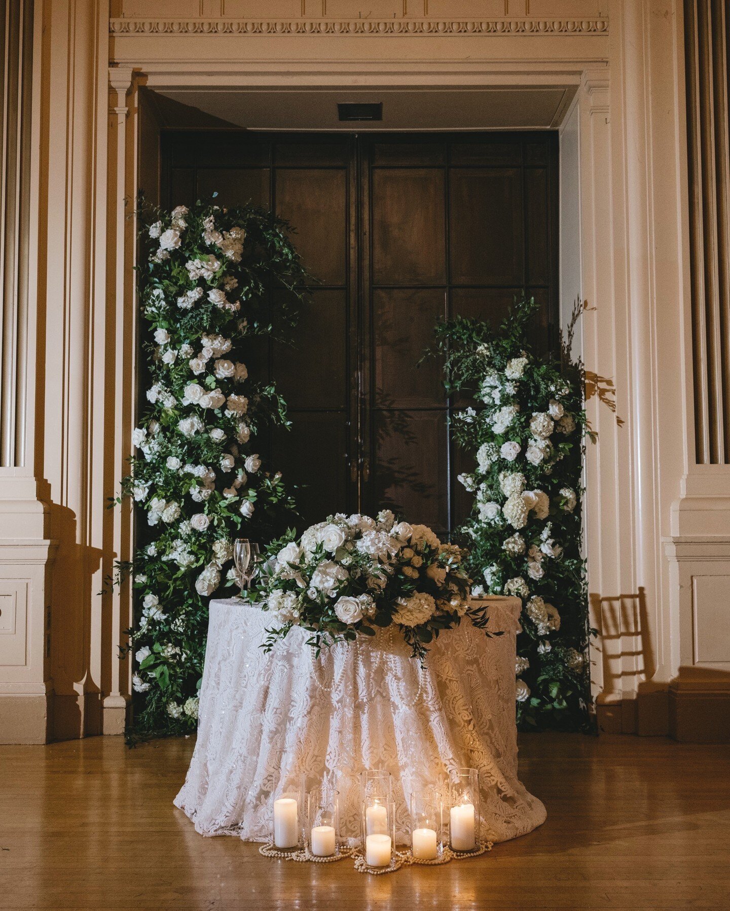 Save for regal wedding inspo! This sweetheart table was fit for a King &amp; Queen 👑✨🤍

📷 @tylerboye