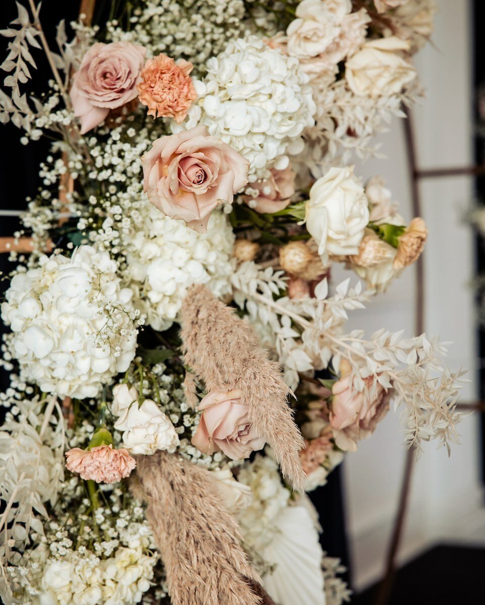 A close up on one of our favorite creations, the infamous boho arch 😍🌸

📷 @newpaceweddings