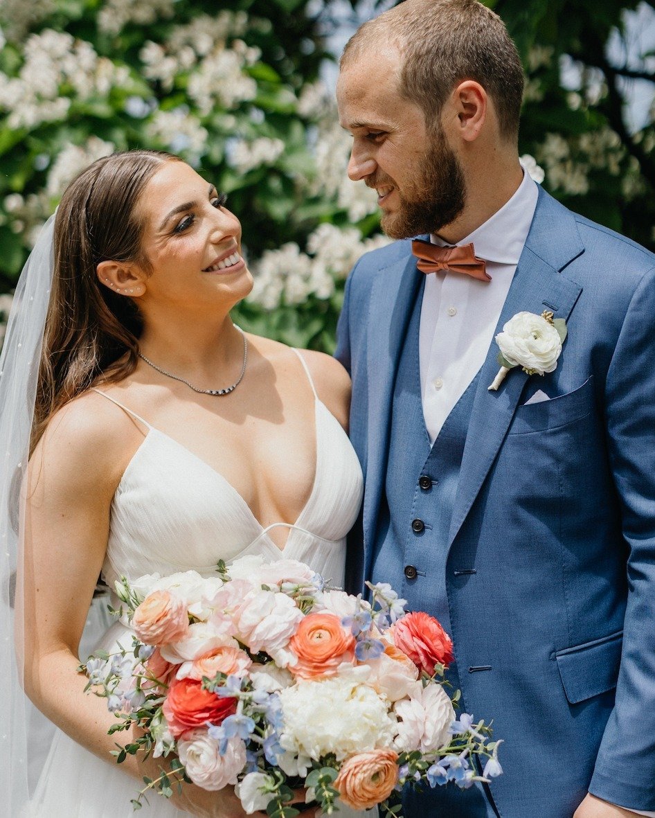 Melissa and Mike's love blooms alongside her vivid bouquet 💐😍

📸 @sweetwaterportraits
