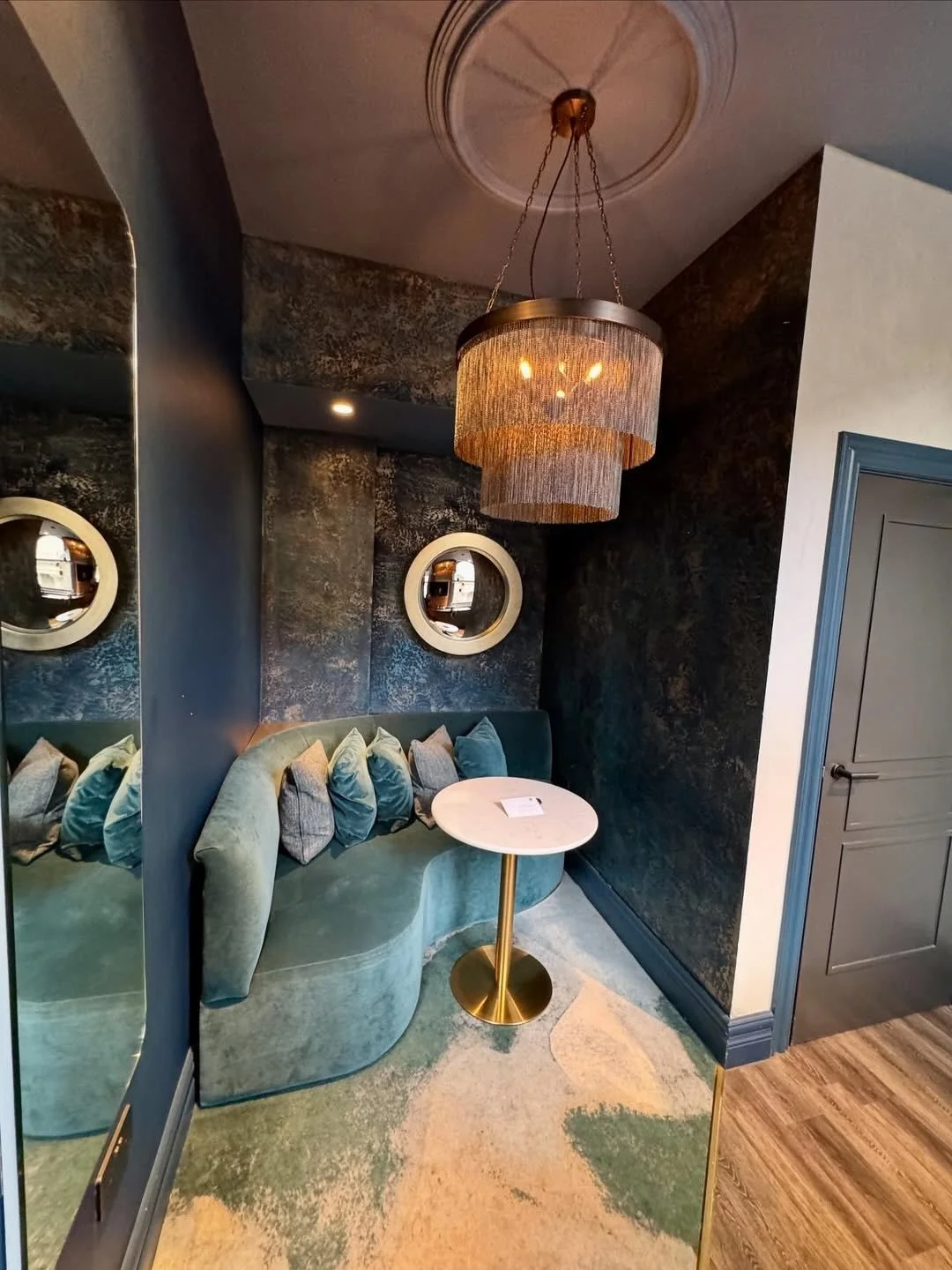 Christmas in Manchester hits different when your suite is this cosy and the markets are basically your neighbours. 😉🎄

We&rsquo;re talking twinkling lights, hot chocolate runs, festive food and unlimited magical vibes.

Are you heading to the marke