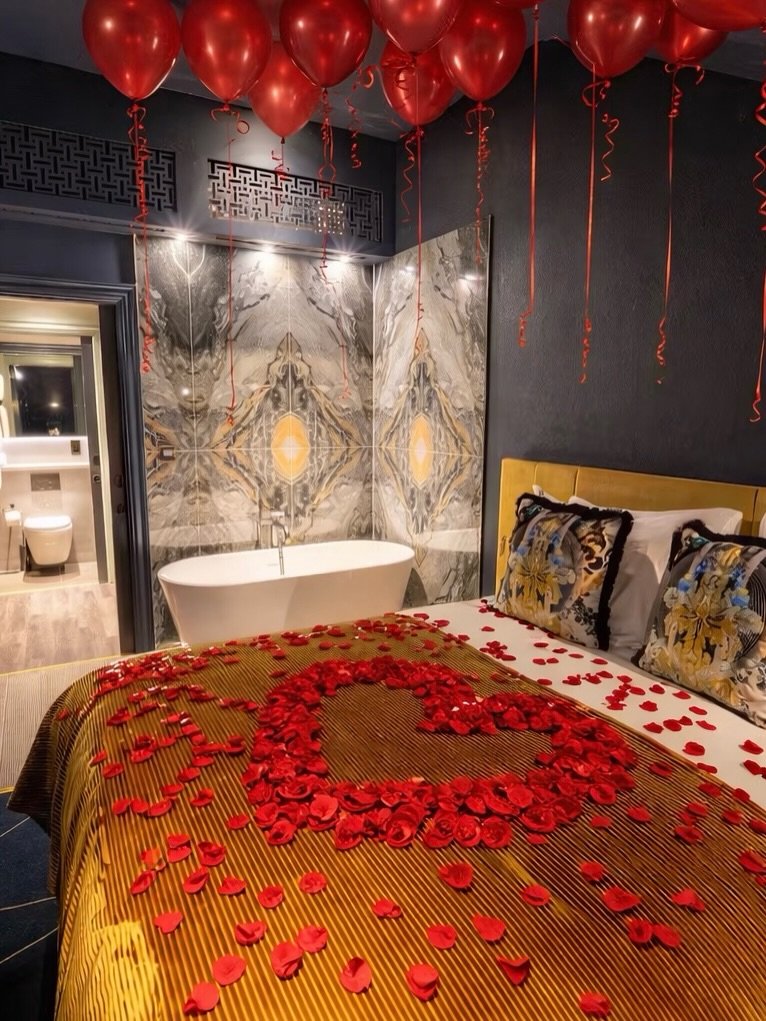 It&rsquo;s officially that time 🌹 Soft lighting, rose petals in perfect heart-shaped chaos, balloons floating like secrets in the air&hellip;

The kind of room you walk into and instantly &lsquo;He&rsquo;s the one&rsquo; February is for stolen momen