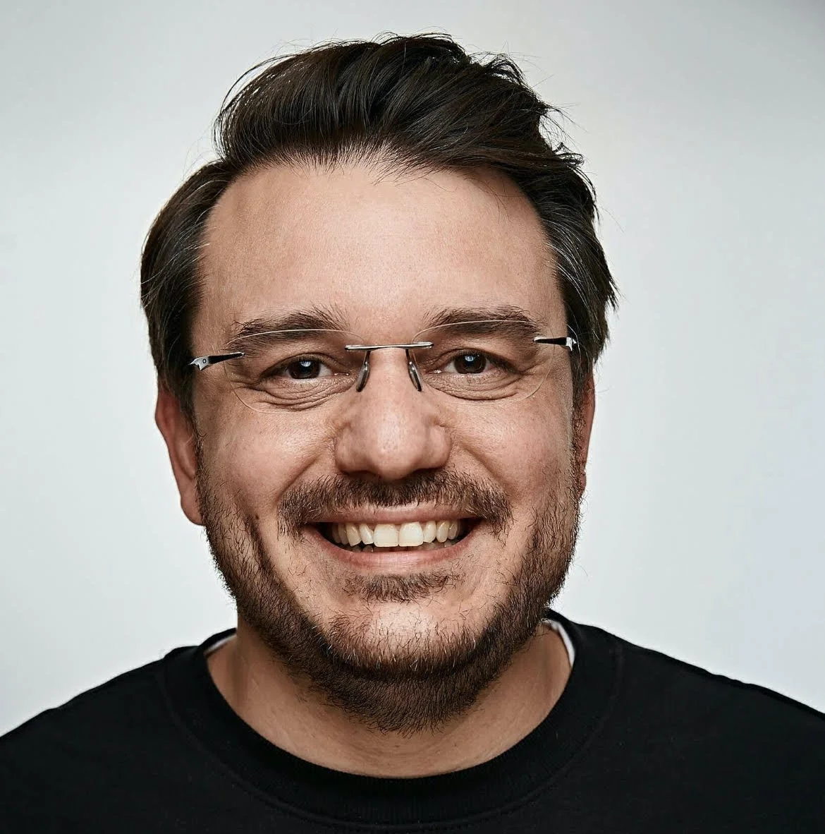 Benedikt Knobloch - Headshot Close-Up.jpg