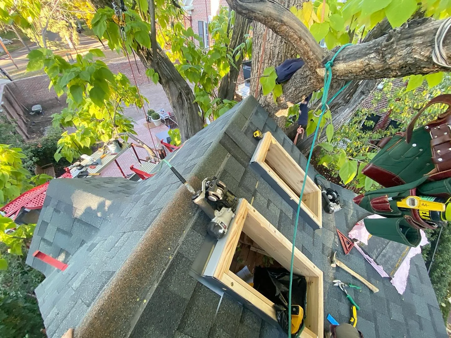 Putting a roof and handrails on the Catalpa treehouse today.