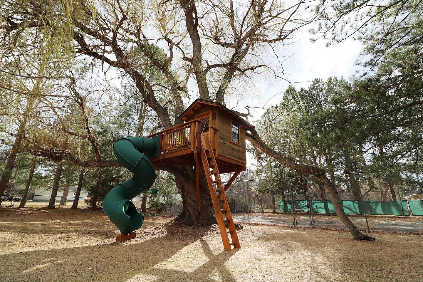 We wrapped up the Zhang Treehouse on day 2 last week!  A classic backyard treehouse with enclosed house + small deck set 9ft off the ground.  Spiral tube slide, bucket and pulley, ships ladder, fold up table inside the house, and a custom Treecraft d