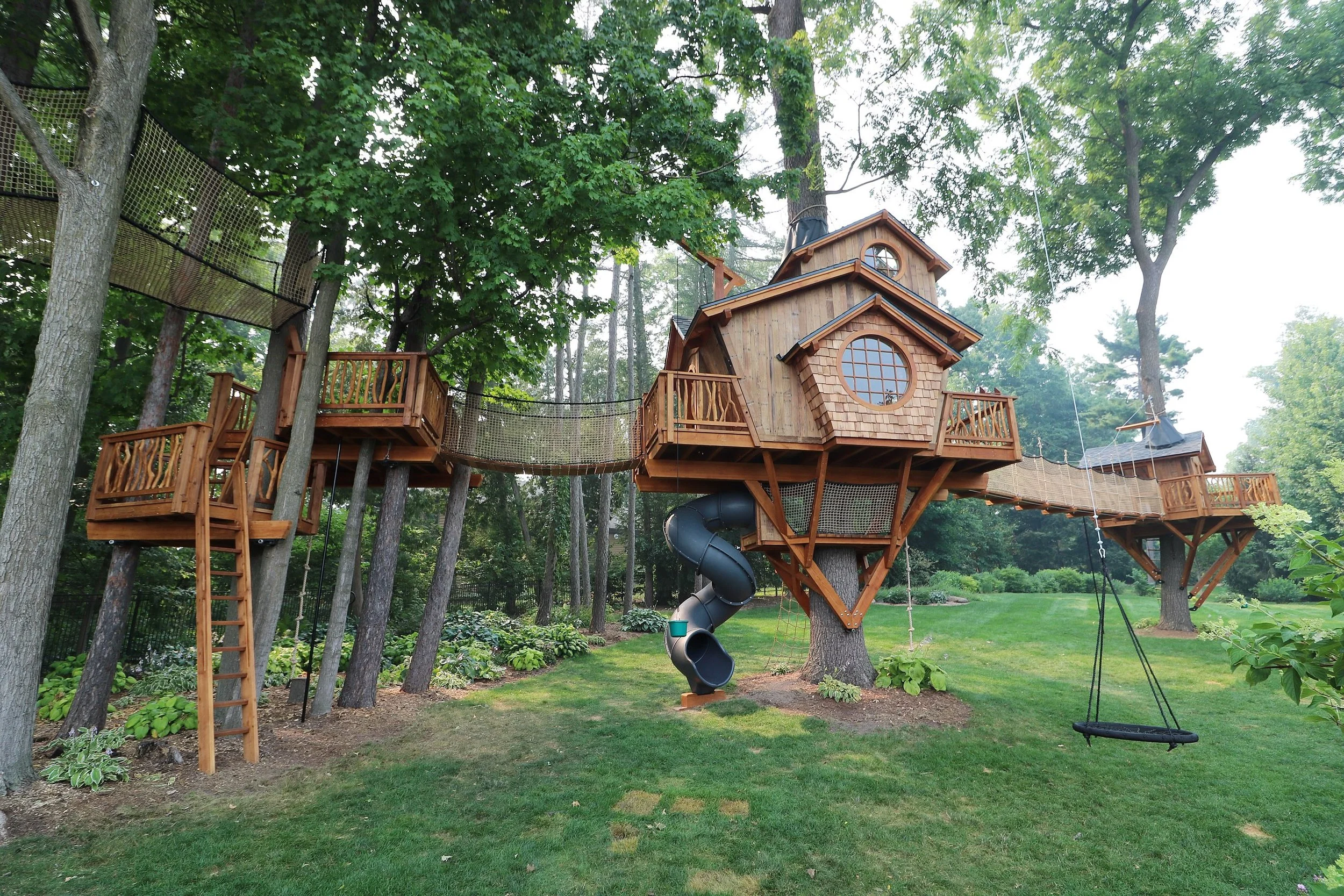 The Mendota Treehouse is finished!  What a fun project this was to build.  Huge shoutout to the crew for their incredible hard work on this @cameronbreck @____pitch____ @andrew.aderman @cullen__prince and Joao!