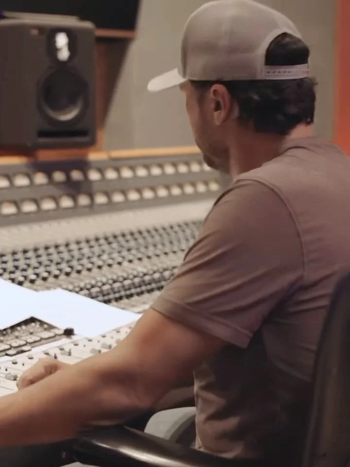 &ldquo;Country And She Knows It&rdquo; by @lukebryan drops March 27th! Co-written by @parkerwellingnohe. ✨

#kilomg #kilometremusicgroup #newcountrymusic #lukebryan #musicpublishing