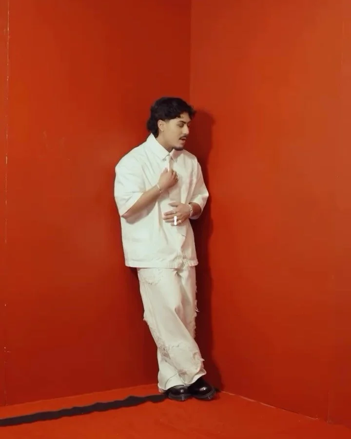 More tracks for your weekend playlist!

&lsquo;Dive&rsquo; by @prestonpablo, co-written by @sophiafracassi 

&lsquo;RED ROOM FREESTYLE&rsquo; by @thisisaktoebeat, co-written &amp; produced by @runwaythecatwalker 

#kilomg #kilometremusicgroup #newmus