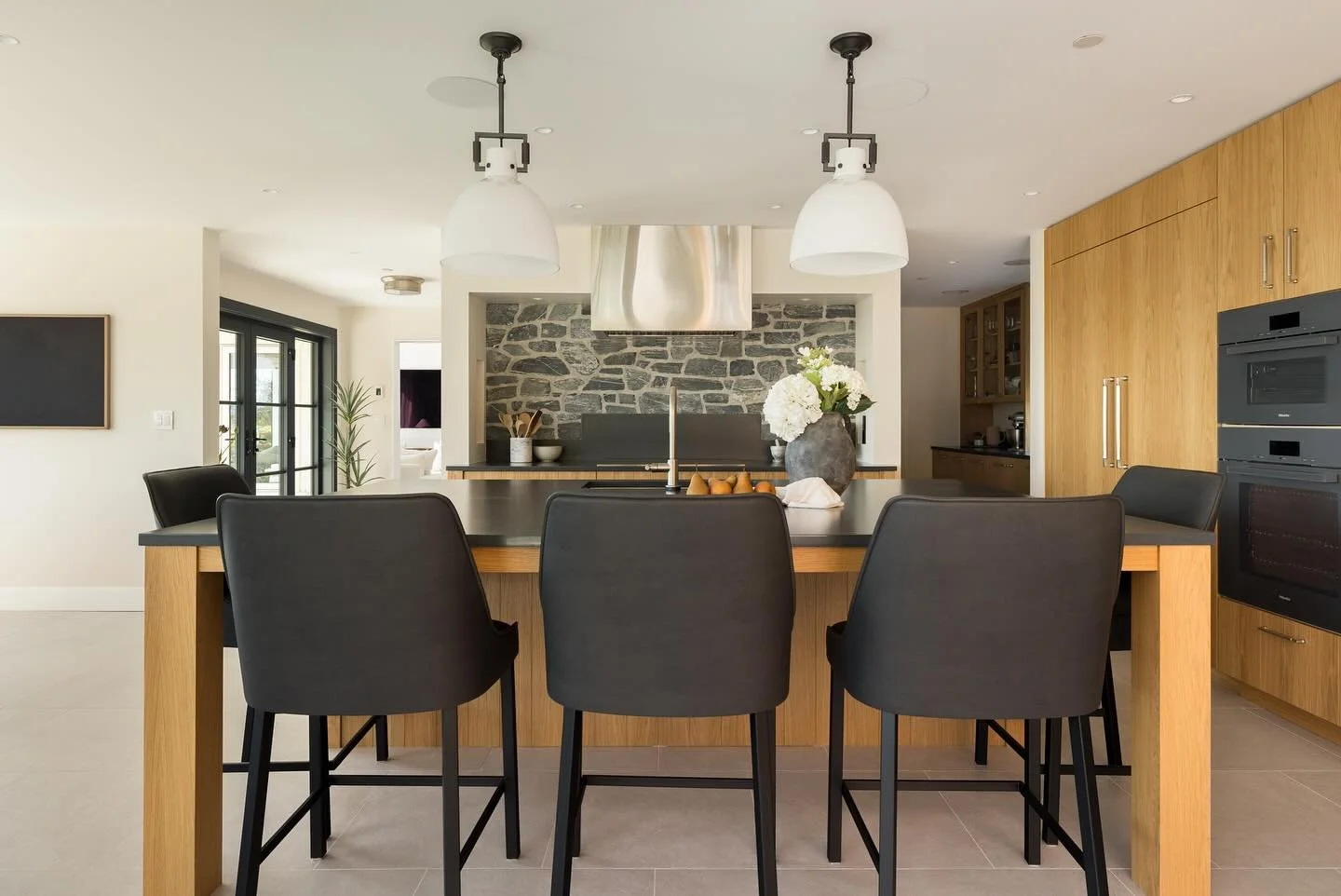 A fresh take on a classic kitchen. We kept the finishes minimal but interesting by layering bold texture. The forms are simple but dramatic in scale. The XL sliding doors open to the covered patio making it the perfect space for entertaining. 

Inter