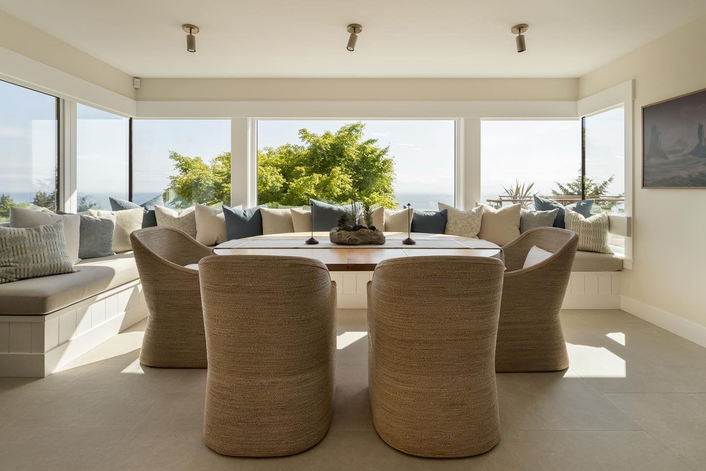 I could cozy up here for a second coffee on a morning like this. ☕️ 

Interior Design: @madison.gardiner.design 
Builder: @jenkinsconstructionltd 
📷: @dolfvermeulencreative