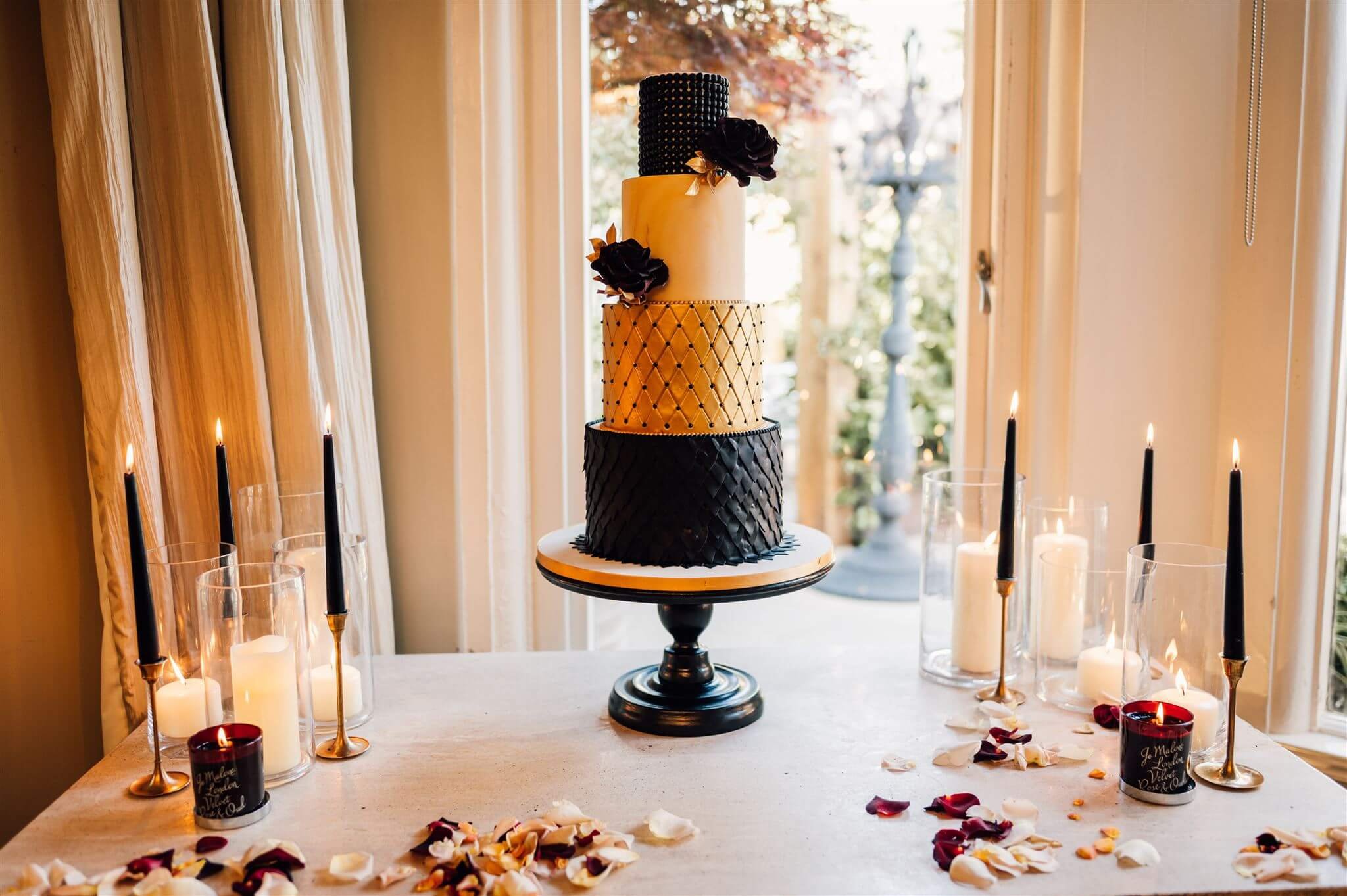 Lisa-and-Mark-wedding-cake-table.jpg