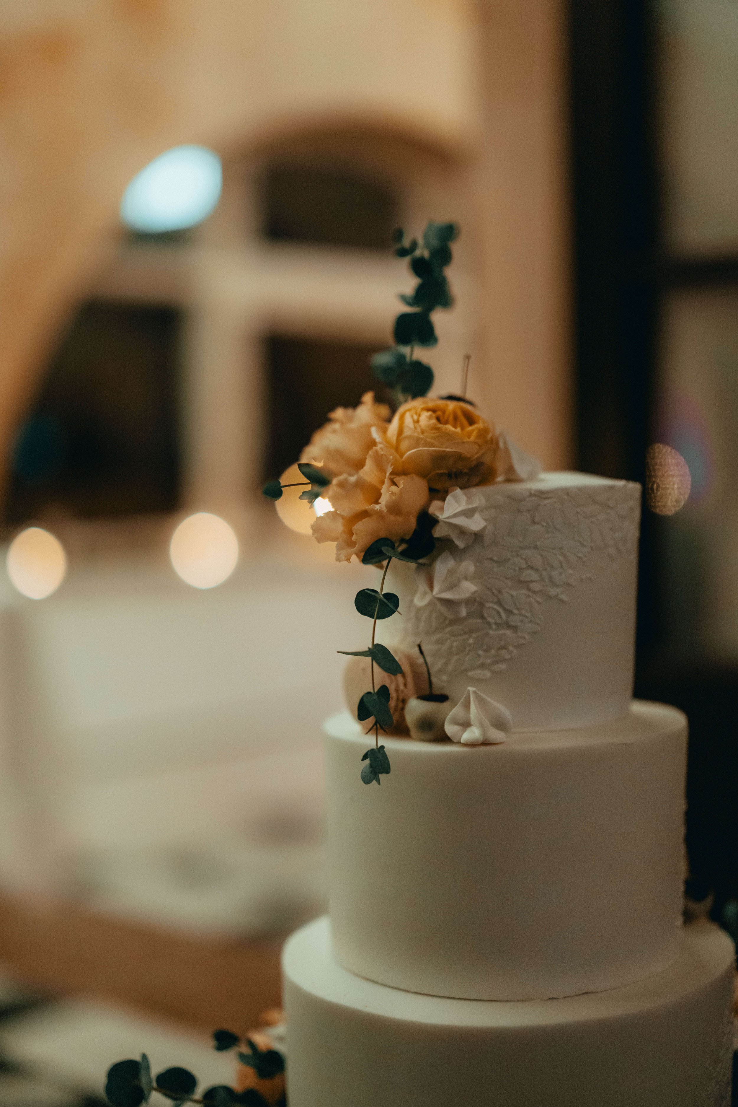 Wedding-cake-with-flowers.jpg