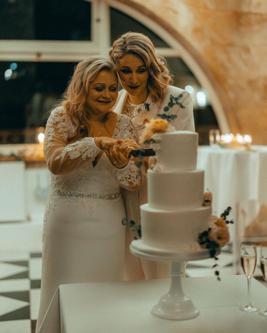 Wedding-couple-cutting-wedding-cake.jpg
