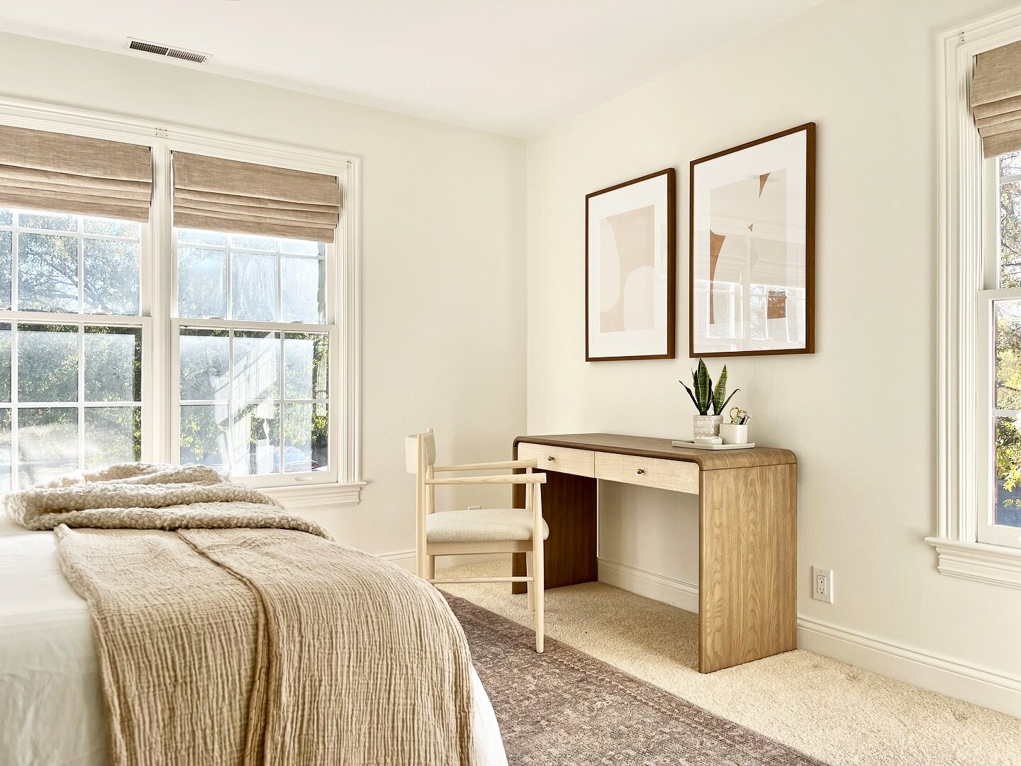 We love designing for a multi-functional space&mdash; which in this case meant a bedroom that could easily transition to a WFH setup. (And a chic one at that! 😉)

.
.
#louisvilleinteriordesign #louisvilleinteriordesigner #louisvilleinteriors #louisv