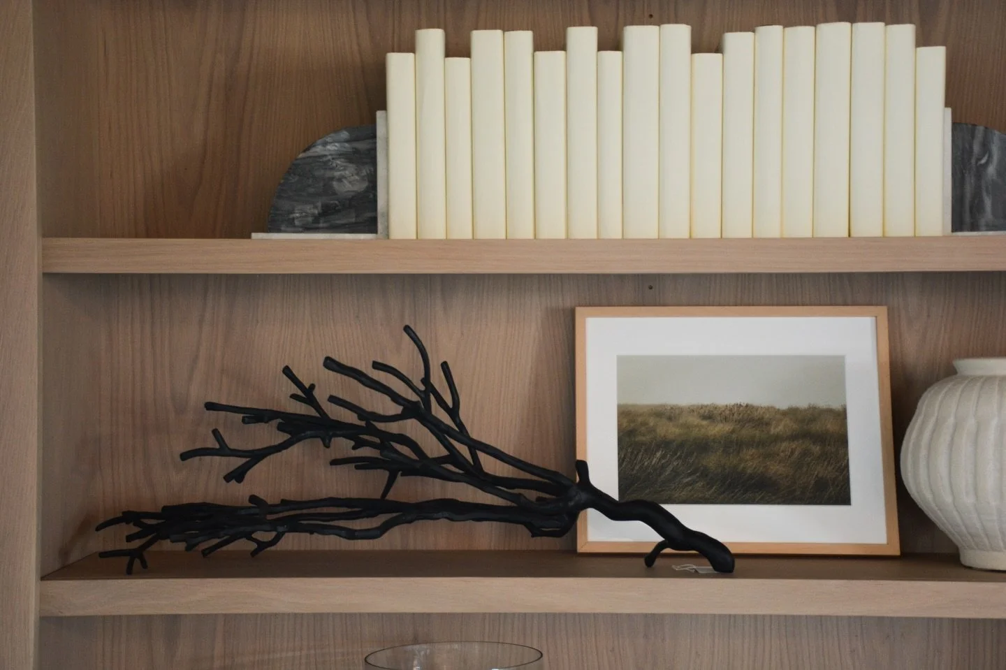 Clean lines, curated vibes. Shelves that are both modern and effortless. ✨

&bull;
&bull;
#louisvilleinteriordesign #louisvilleinteriordesigner #louisvilleinteriors #louisvillebusiness #louisvillelocal