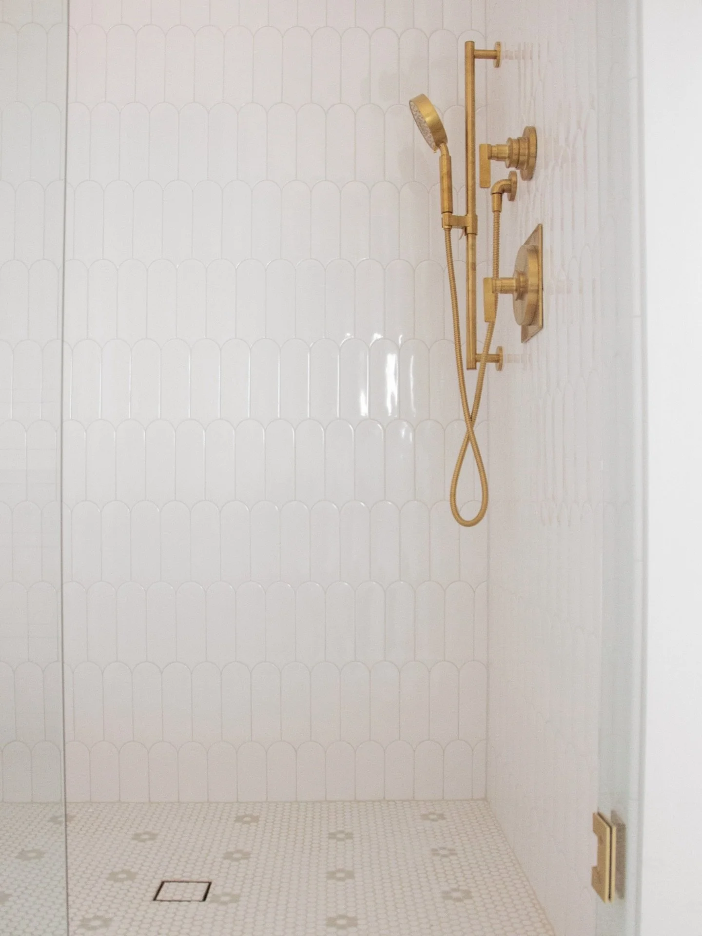 The girls bathroom in our Fenwick New Build is as stylish as it is sweet, filed with timeless charm in every corner 🌸✨

&bull;
&bull;
#louisvilleinteriordesign #louisvilleinteriordesigner #louisvilleinteriors #louisvillebusiness #louisvillelocal