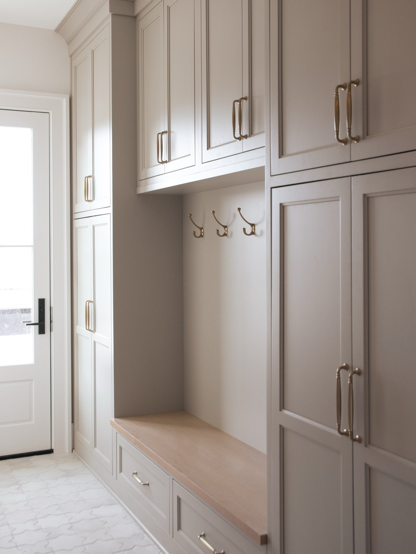 A place for every towel, flip flop, and pool toy ☀️ Cubbies designed to handle real life (and endless pool days) at our Fenwick New Build!

&bull;
&bull;
#louisvilleinteriordesign #louisvilleinteriordesigner #louisvilleinteriors #louisvillebusiness #