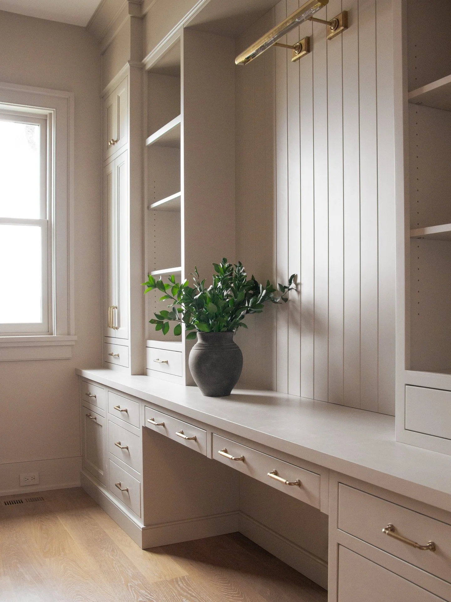 A home office so good, we might start working overtime 😉✨

&bull;
&bull;
#louisvilleinteriordesign #louisvilleinteriordesigner #louisvilleinteriors #louisvillebusiness #louisvillelocal