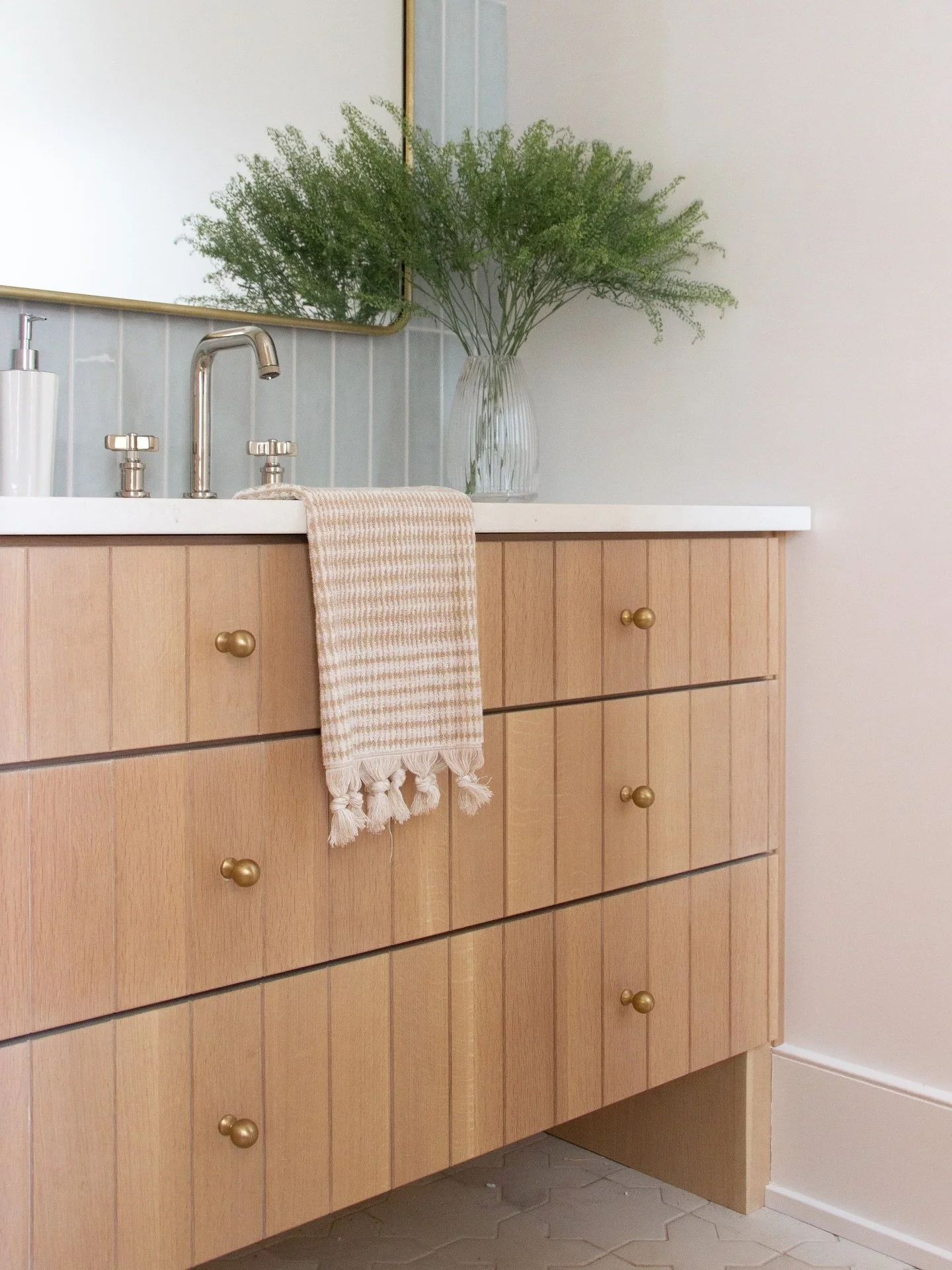Cannonballs encouraged, chaos expected - this pool bath pairs cool blues, natural wood, and mixed metals for a space that can keep up with pool-day energy. ☀️🩴✨

&bull;
&bull;
#louisvilleinteriordesign #louisvilleinteriordesigner #louisvilleinterior