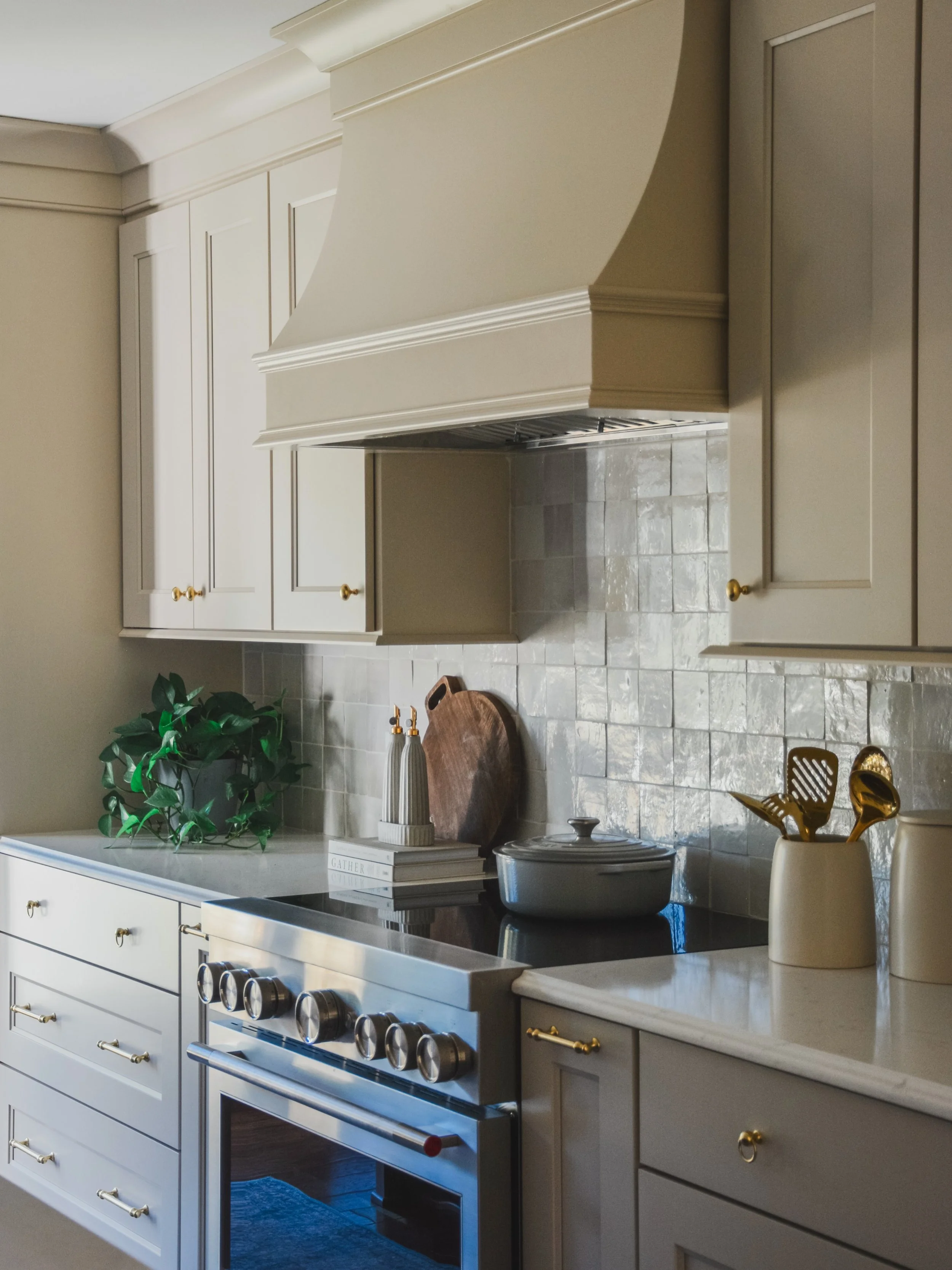 A fresh batch of kitchen inspiration, coming right up. 😉 Swip to see the transformation!

&bull;
&bull;
#louisvilleinteriordesign #louisvilleinteriordesigner #louisvilleinteriors #louisvillebusiness #louisvillelocal