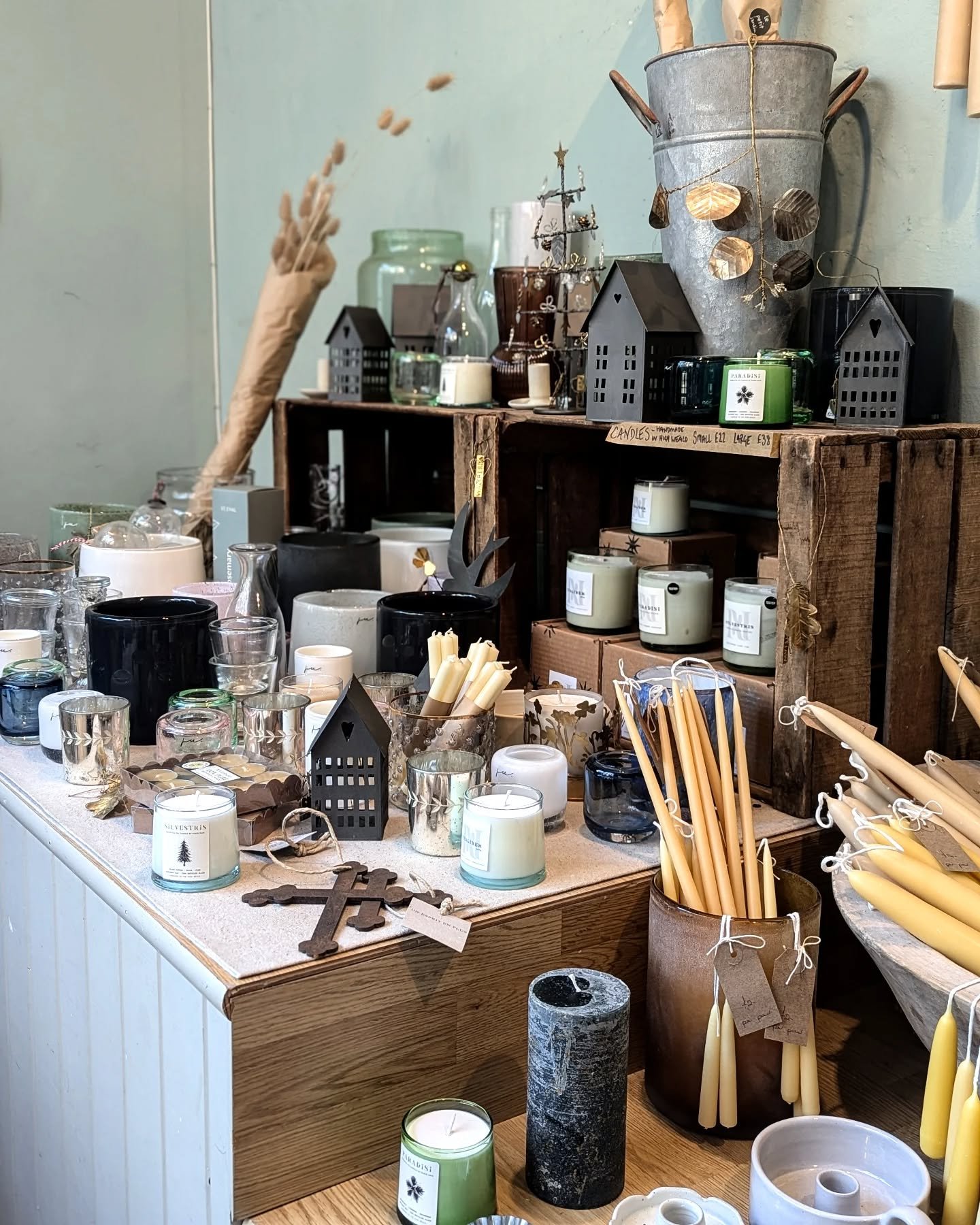 One of my favourite shops, fully stocked with Rosie Raw Christmas candles 🥰🌲 @lepetitjardin 

#tunbridgewells 
#tunbridgewellsbusiness 
#shoplocalchristmas 
#christmascandle 
#essentialoilcandles 
#recycledglass