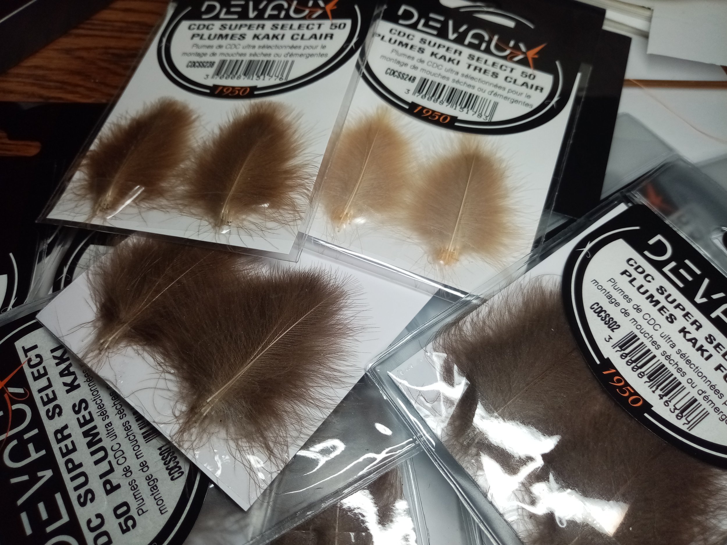 Devaux Select CDC 50 plumes in different shades of khaki colour offered by Fly Tying Ed Madrigal for tying dry flies, wets and nymphs. Ideal for fly fishing for trout and grayling.