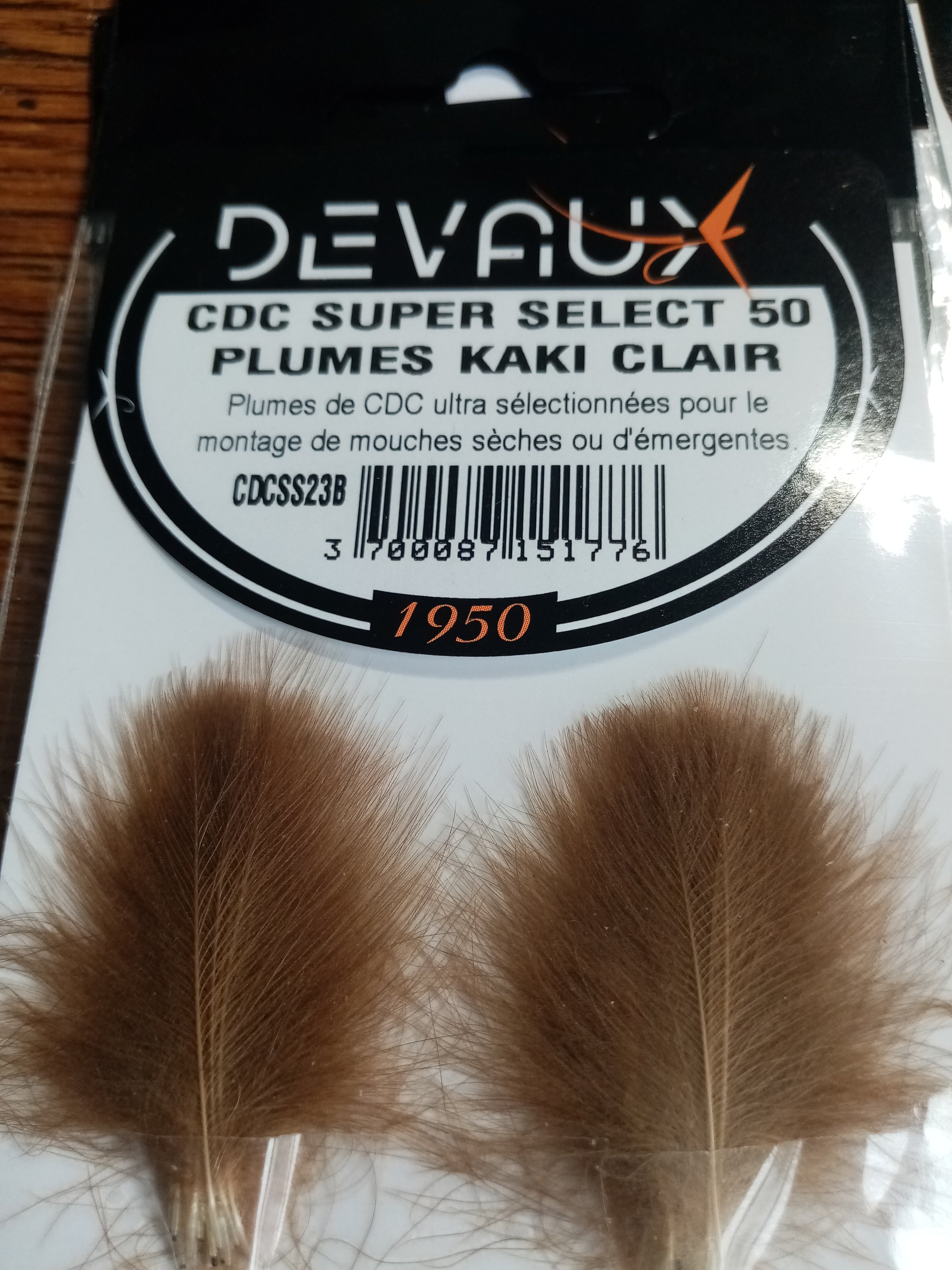 Devaux Select Natural Khaki Clair CDC 50 plumes offered by Fly Tying Ed Madrigal for tying dry flies, wets and nymphs. Ideal for fly fishing for trout and grayling.